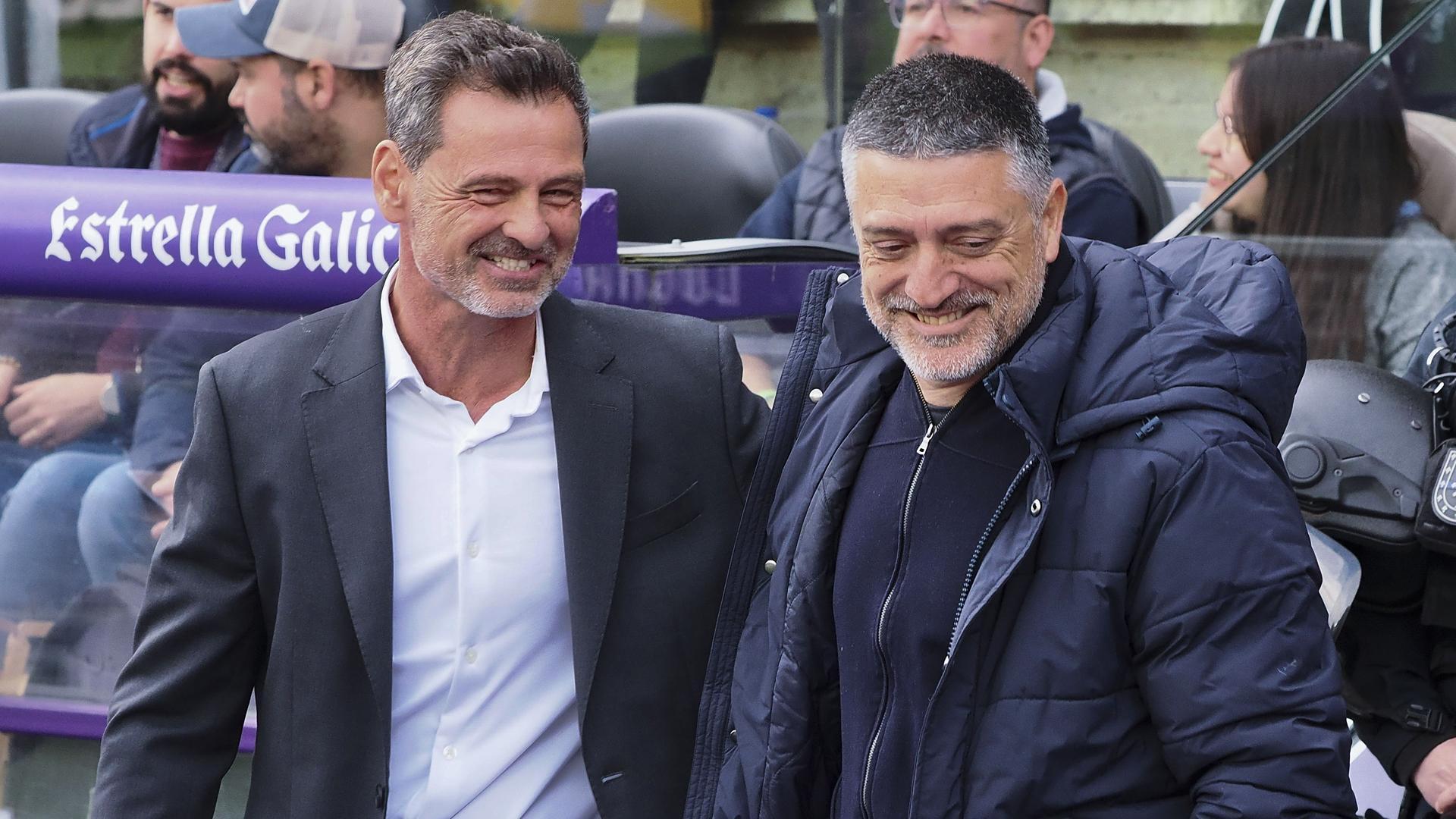 Diego Cocca (izda.) saluda a García Pimienta antes del Valladolid-Sevilla /
