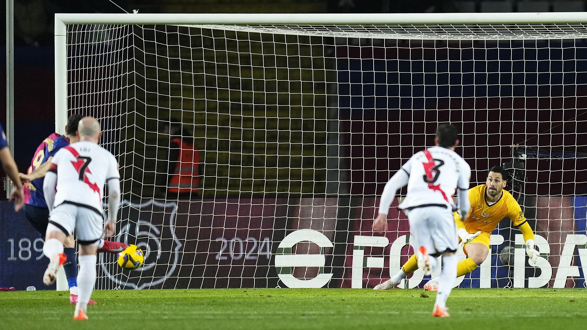 Lewandowski lanza a su izquierda y Batalla se vence al lado contrario en el penalti que dio el liderato a los de Flick /