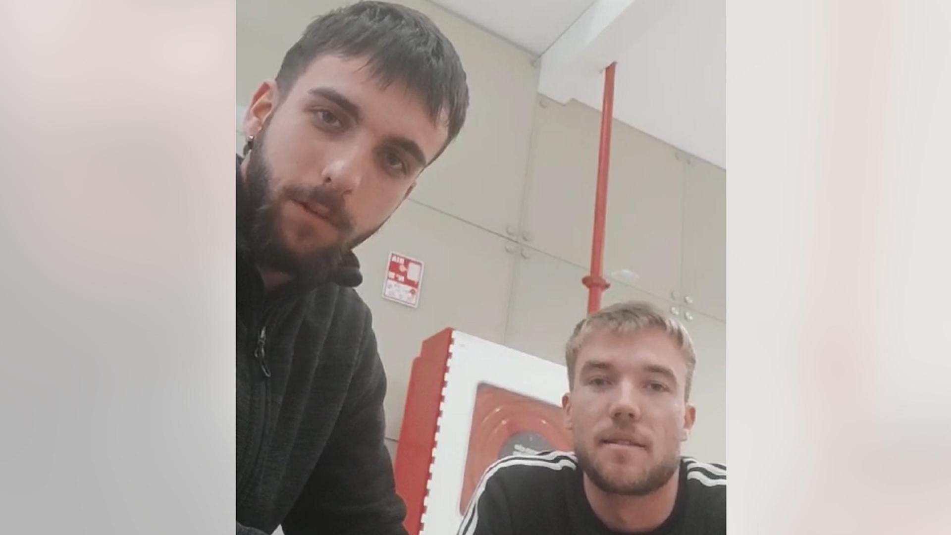 Asier Aldea Esnaola, junto a Rama, en el aeropuerto de Casablanca