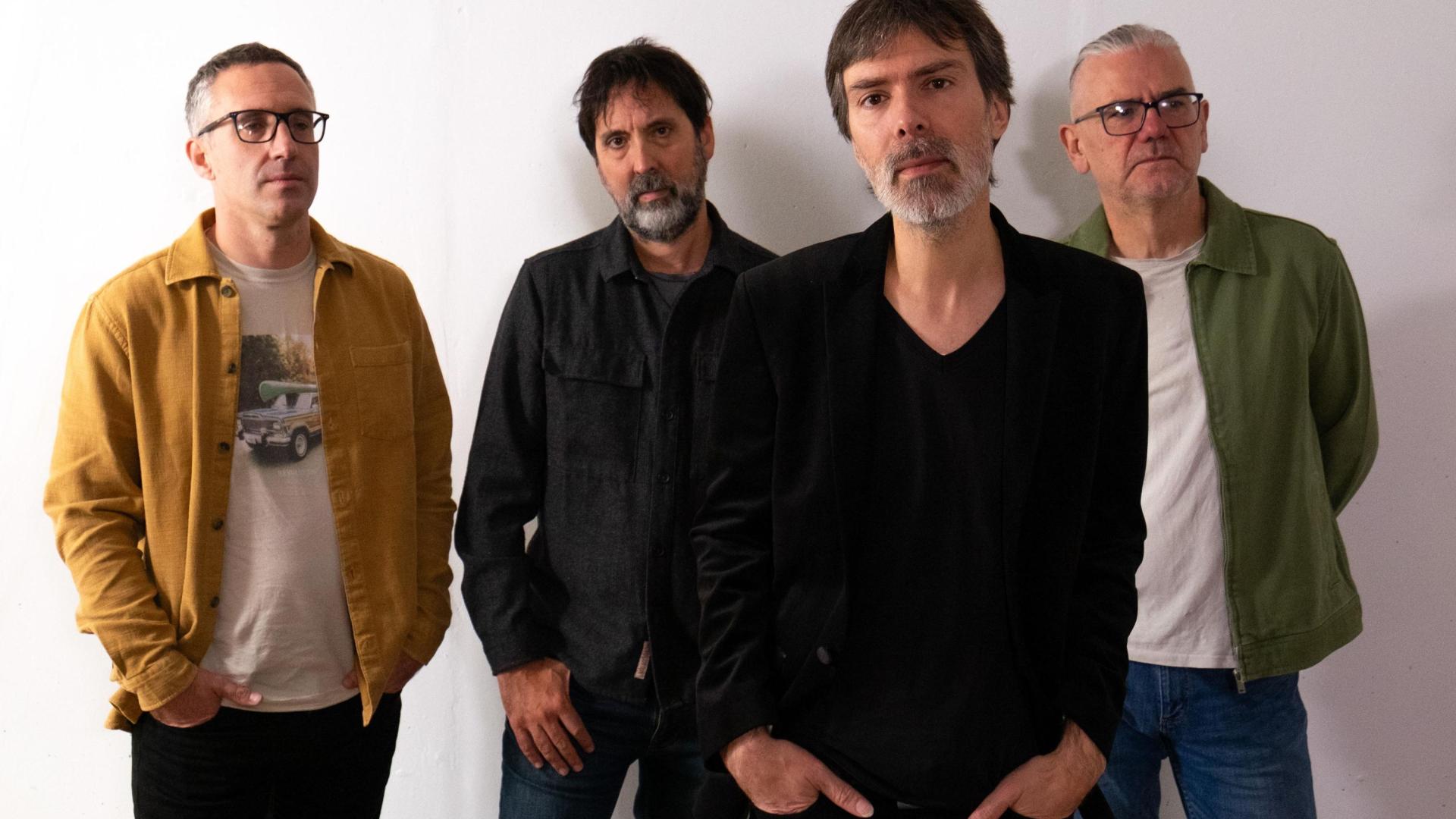 De izda. a dcha: Jon Uribeetxeberria (batería), Ion De Luis (guitarra), José Mari Belcos (voz, compositor y guitarra) y Juan Luis Etxeberria (bajo), en una imagen promocional de su último disco