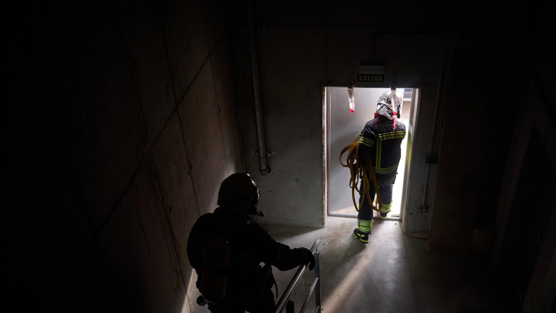 Los bomberos intervienen en un incendio en el segundo piso de un edificio de la calle Juan Antonio Fernández
