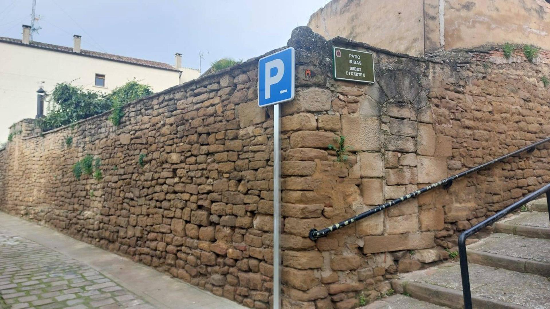 Las señales indican dónde se puede aparcar en el casco antiguo, en la imagen junto al Patio Iribas