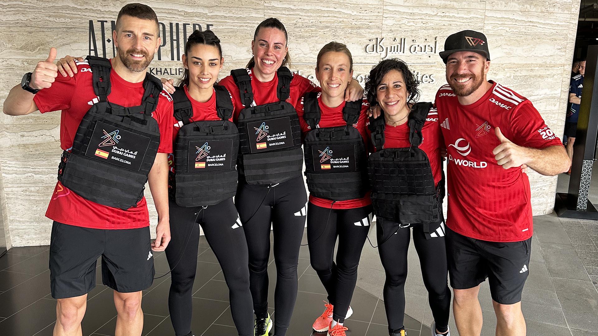Imagen de Miriam Araujo con sus compañeros del equipo Barcelona en el interior del Burj Khalifa /