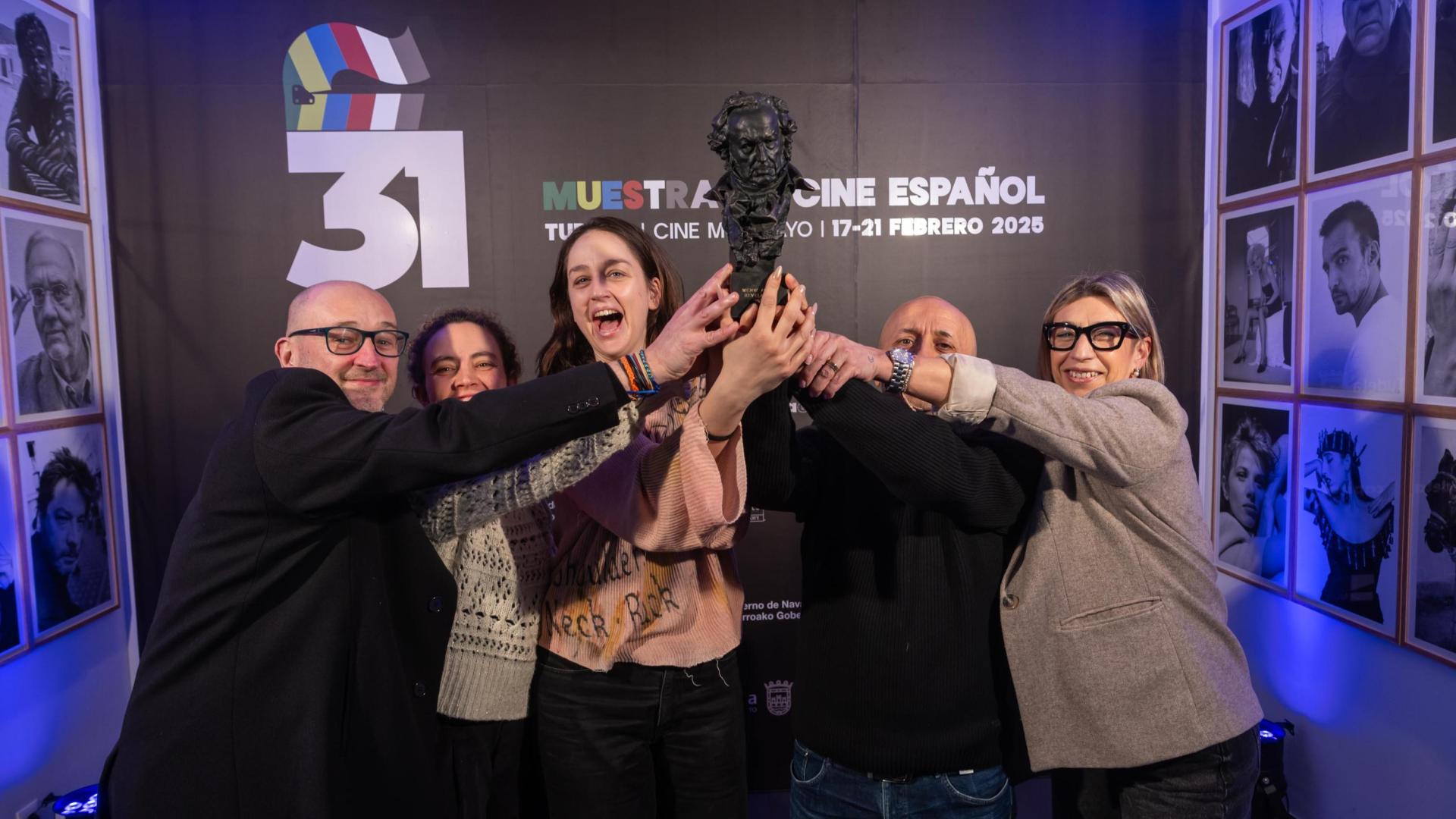 De izquierda a derecha: Julio Mazarico (presidente del Cine Club Muskaria de Tudela), Valentina Viso, Laura Weissmarh, Luis Alegre (director de la Muestra de Cine Español de Tudela), e Icíar Les (concejala de Cultura del Ayuntamiento de Tudela)