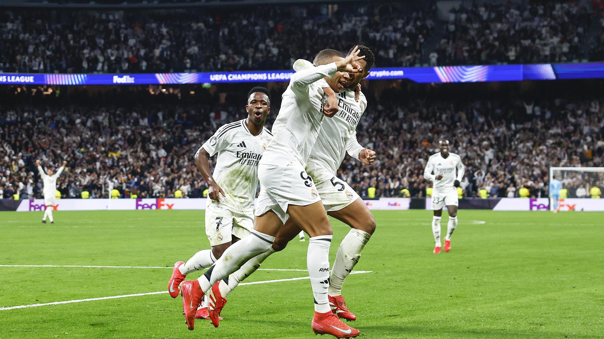 Vinicius y Bellingham acuden a felicitar a Mbappe tras anotar uno de sus goles contra el City /