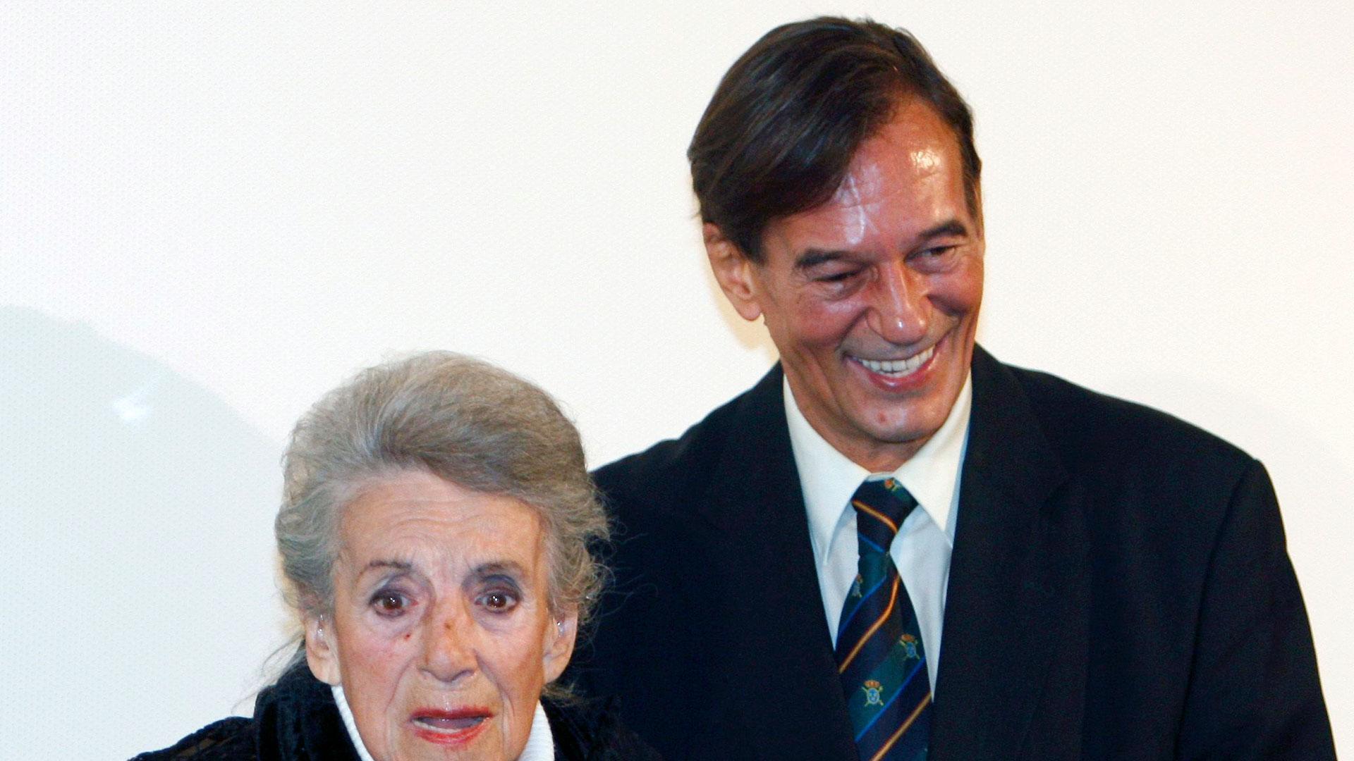 La actriz María Isbert, hija del actor Pepe Isbert, acompañada de su hijo, Tony, en el año 2008