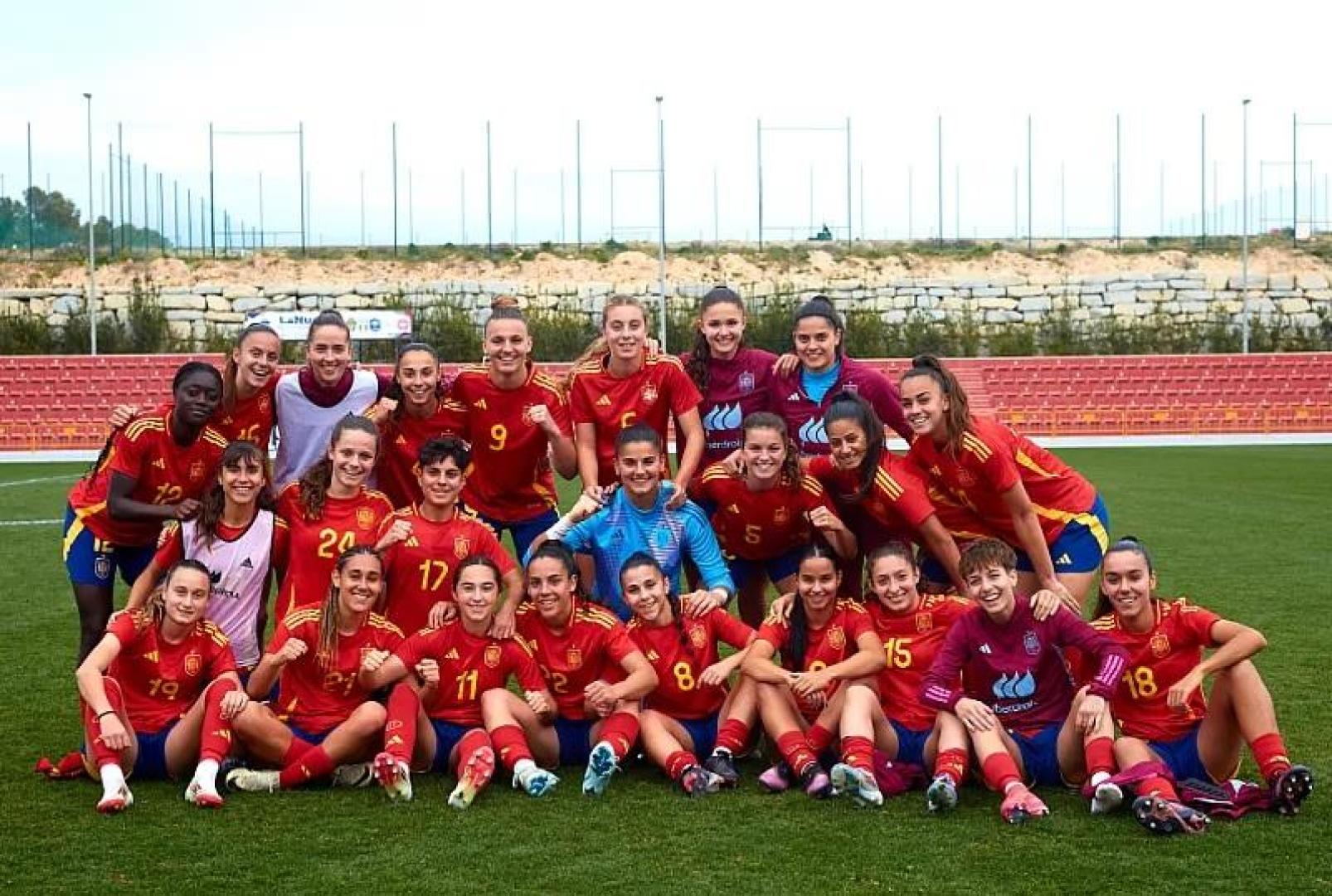 La selección española sub19 con la tafallesa Julia Arrula -de pie la primera por la derecha-