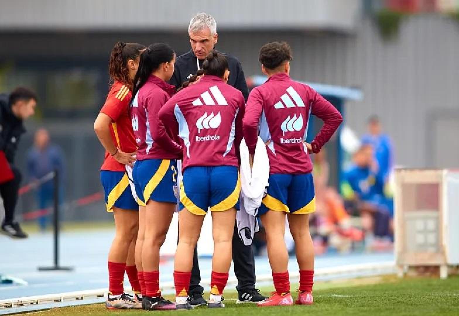 El navarro Javi Lerga, técnico de la sub19, da órdenes a sus jugadoras
