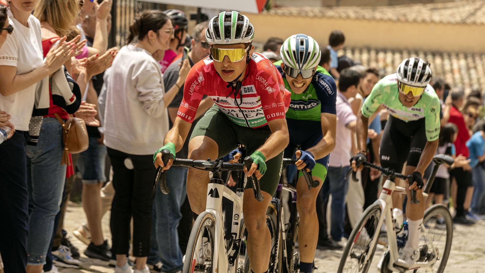 El pelotón de la Vuelta a Navarra 2024, en la etapa de Artajona