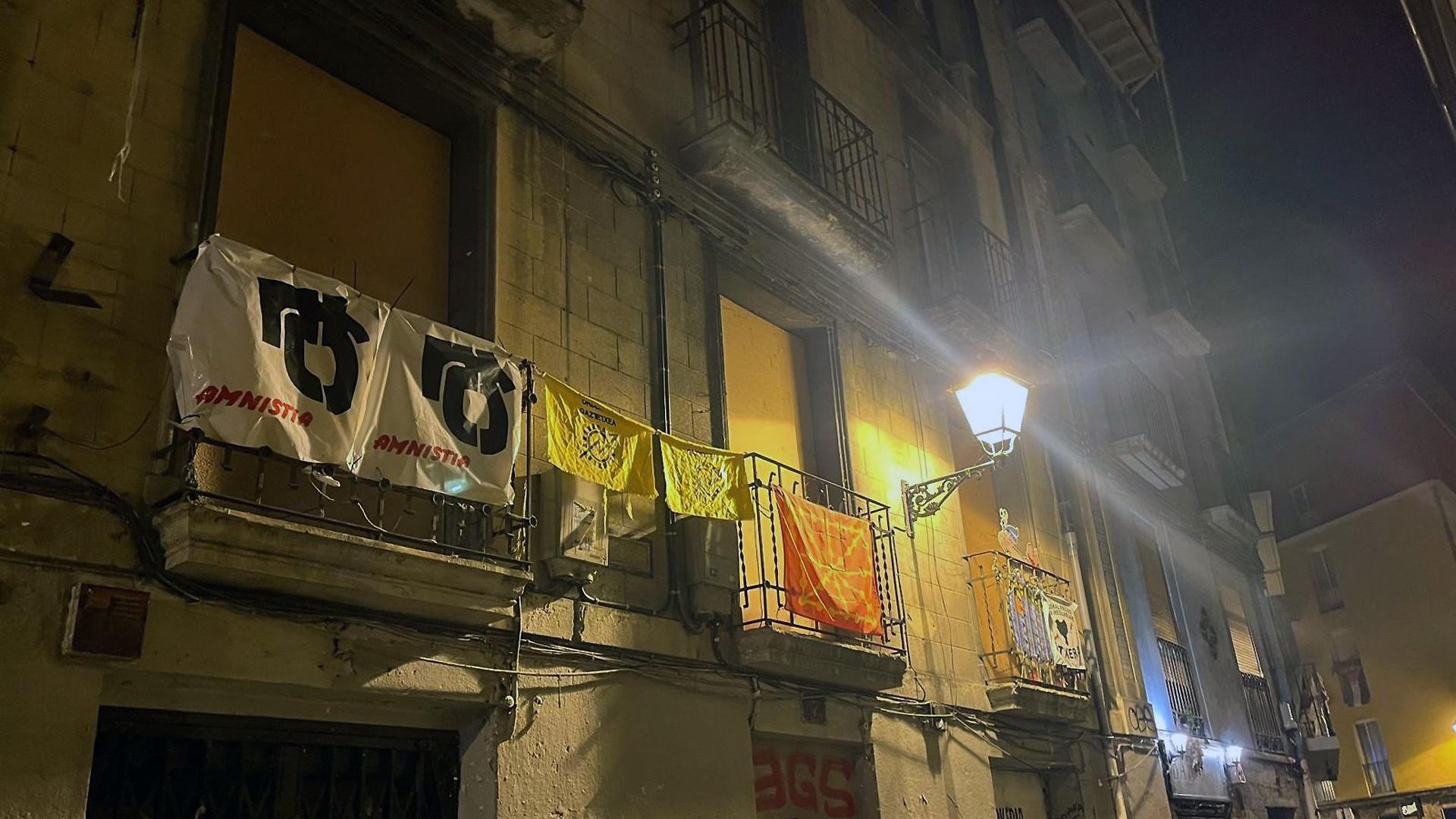 Balcones de un edificio municipal, con carteles alusivos a los presos de ETA