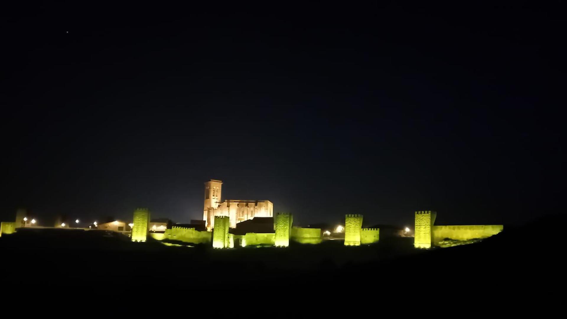El Cerco de Artajona se iluminó este jueves de verde con motivo del día mundial de los Pacientes con Cáncer Biliar