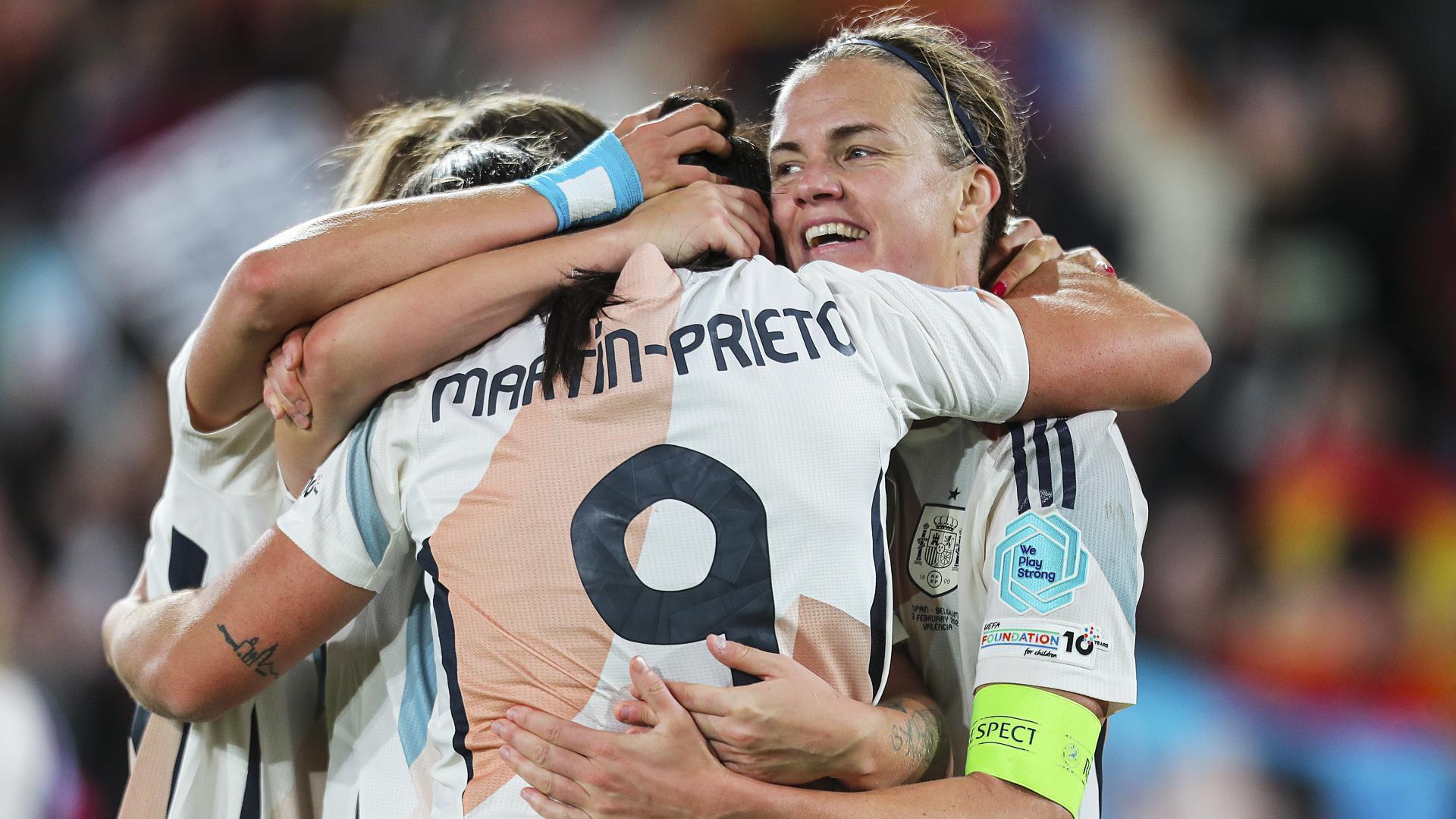 Alegría entre ñlas jugadoras de España tras la victoria con remontada contra Bélgica /