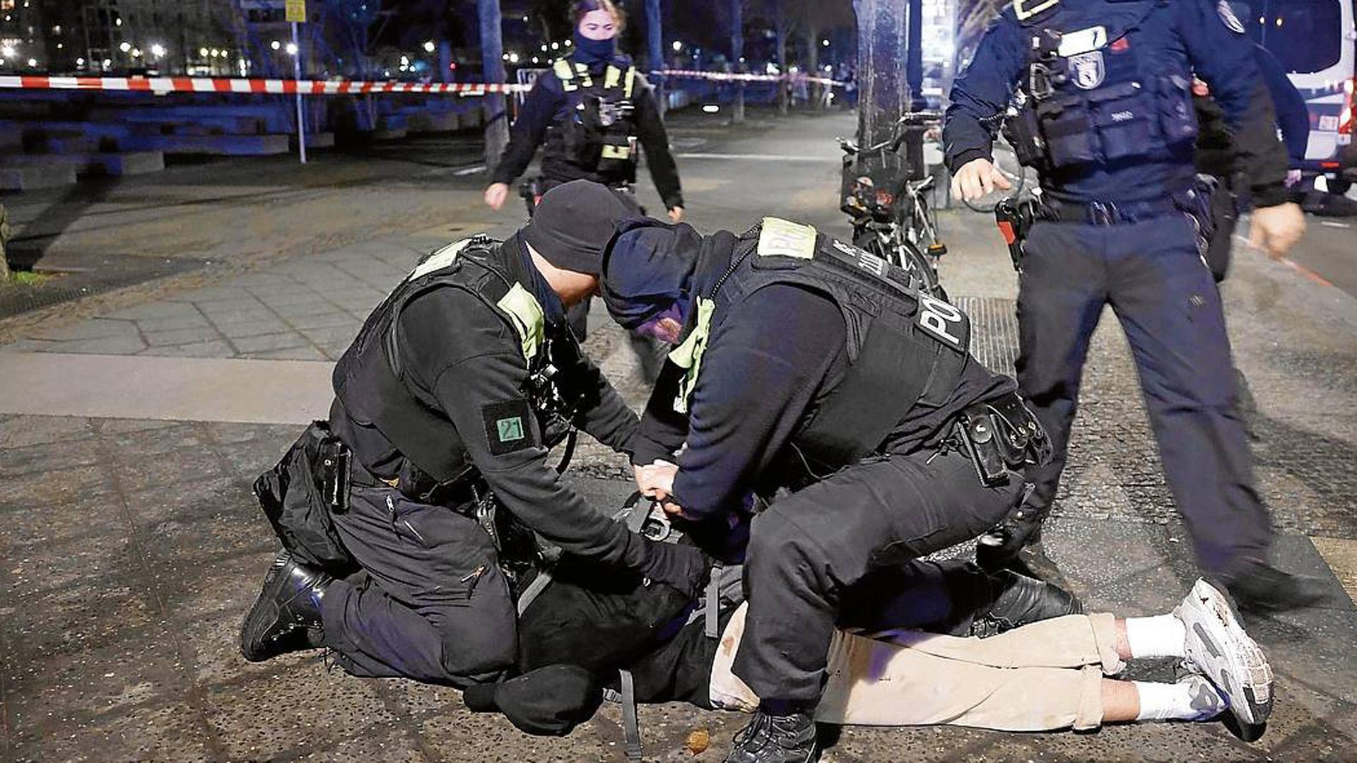 Momento en el que la policía alemana detiene a un sospechoso de apuñalar a un turista español en Berlín