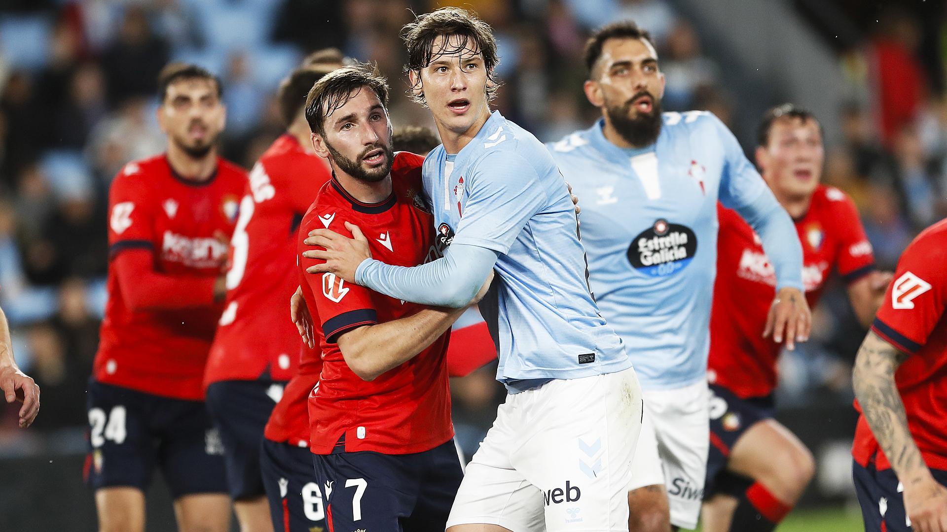 Jon Moncayola marca a Fer López en una jugada a balón parado /