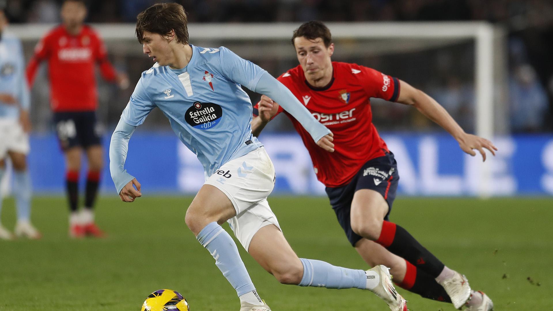 Fer López y Jorge Herrando, en el partido disputado este viernes entre Celta y Osasuna