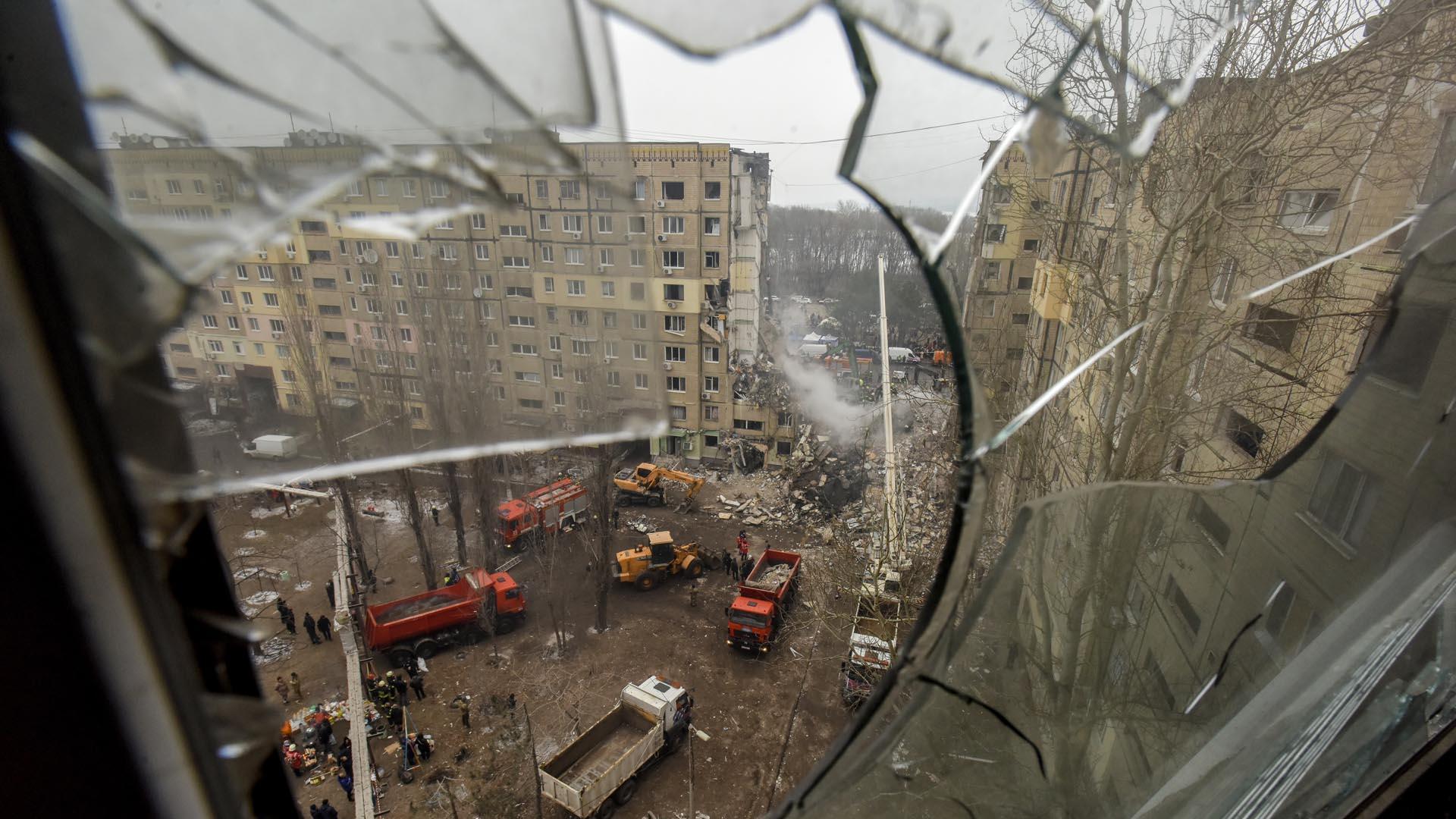 Cristales rotos en un edificio residencia en Dnipro