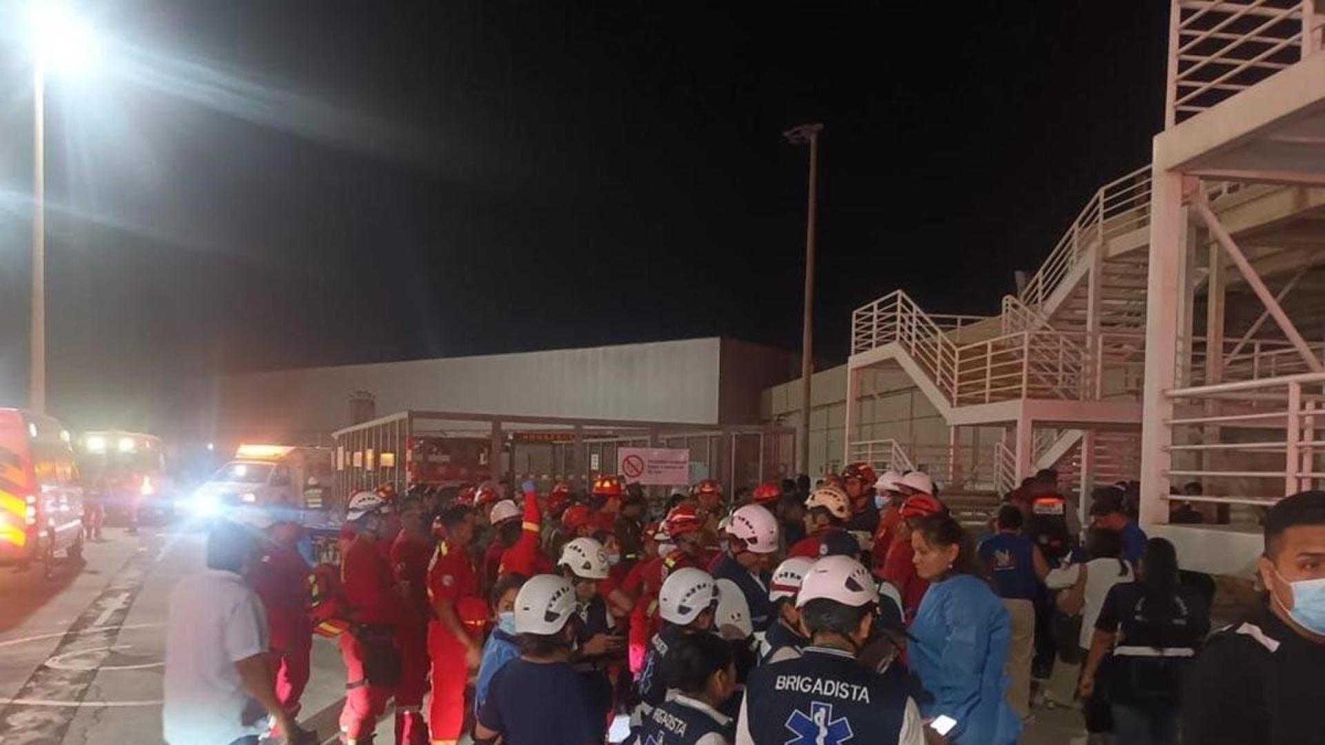 Servicios sanitarios y de emergencias, en el exterior del centro comercial