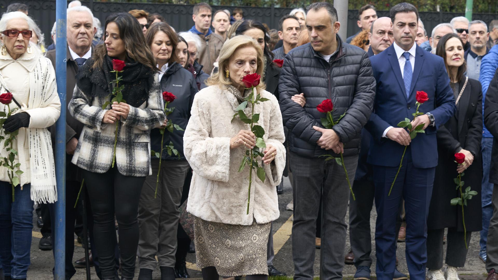 La viuda de Fernando Buesa, Natividad Rodríguez (c), participa en la ofrenda floral y acto en homenaje a su marido, político socialista vasco, y su escolta, el ertzaina Jorge Díez, en el día en el que se cumplen 25 años de su asesinato por parte de ETA, este sábado en Vitoria