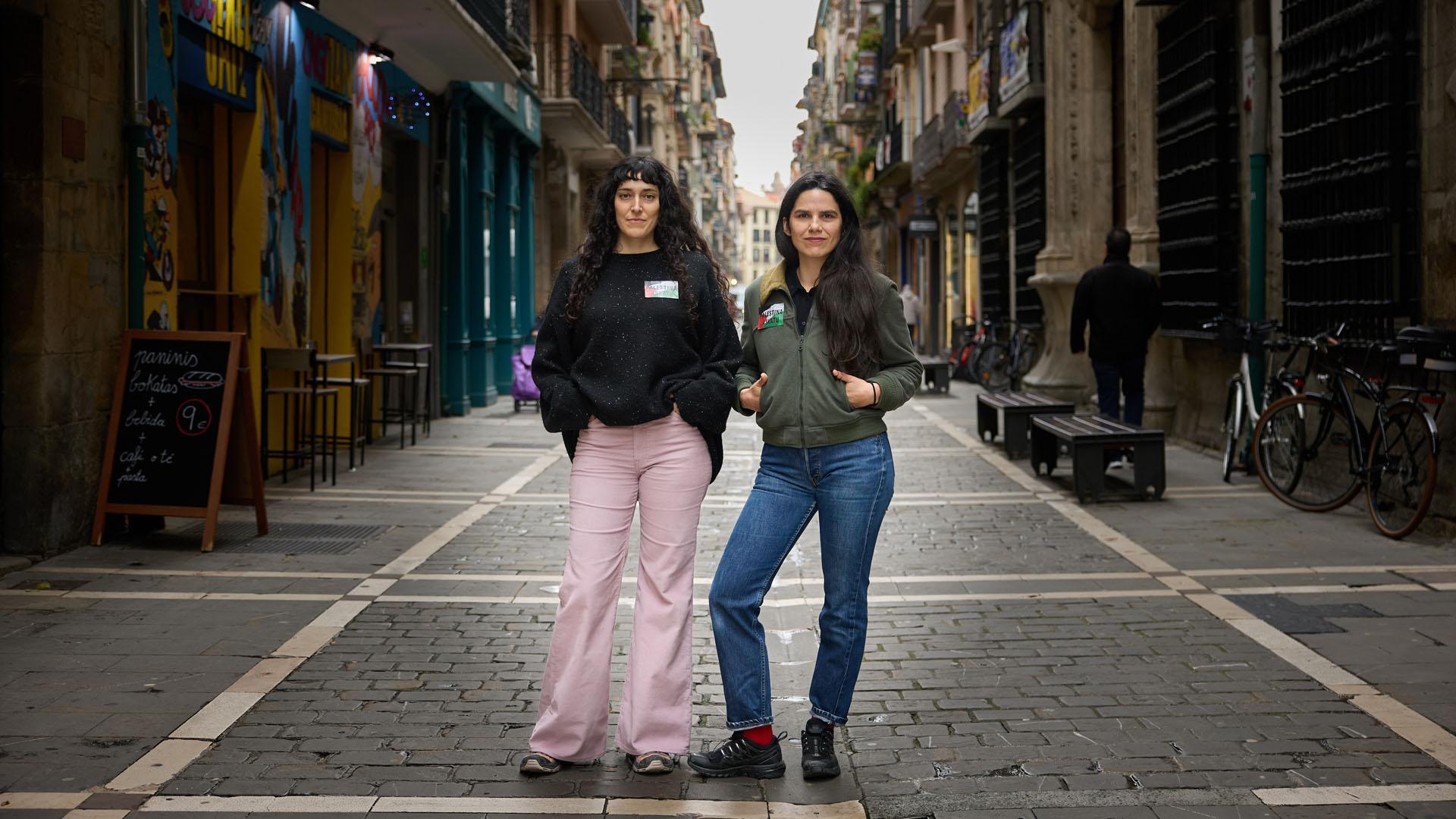 Marina Lameiro (izquierda) y Maddi Barber, en la calle Mayor de Pamplona