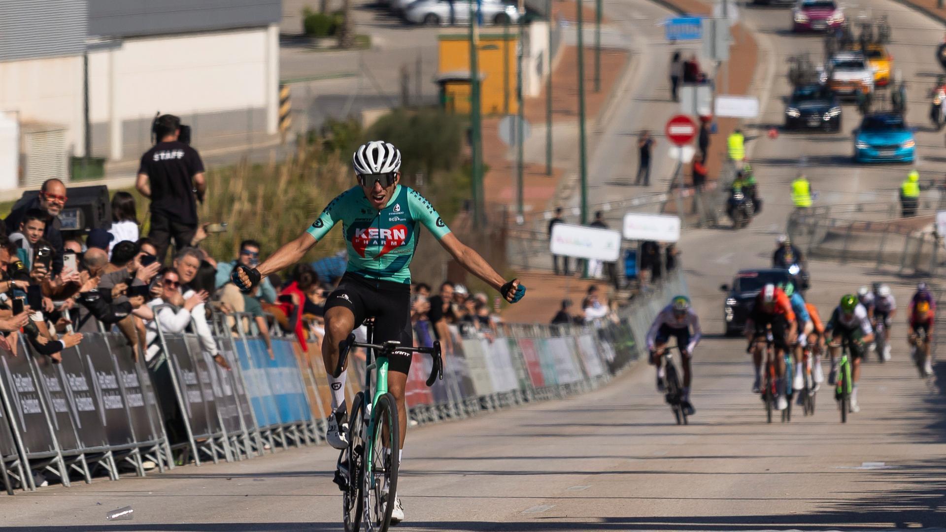 El ciclista Diego Uriarte, del equipo Kern Pharma, celebra la victoria en la cuarta etapa de la 71 edición de la Vuelta a Andalucía-Ruta del Sol