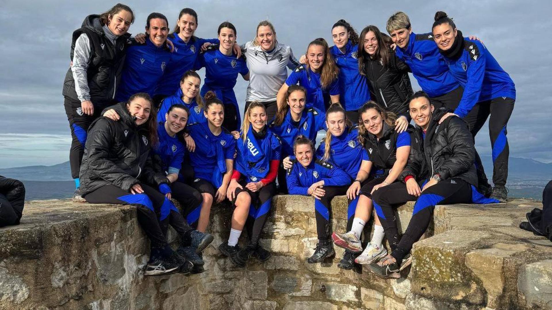 Las jugadoras de Osasuna, en el castillo de Irulegi.