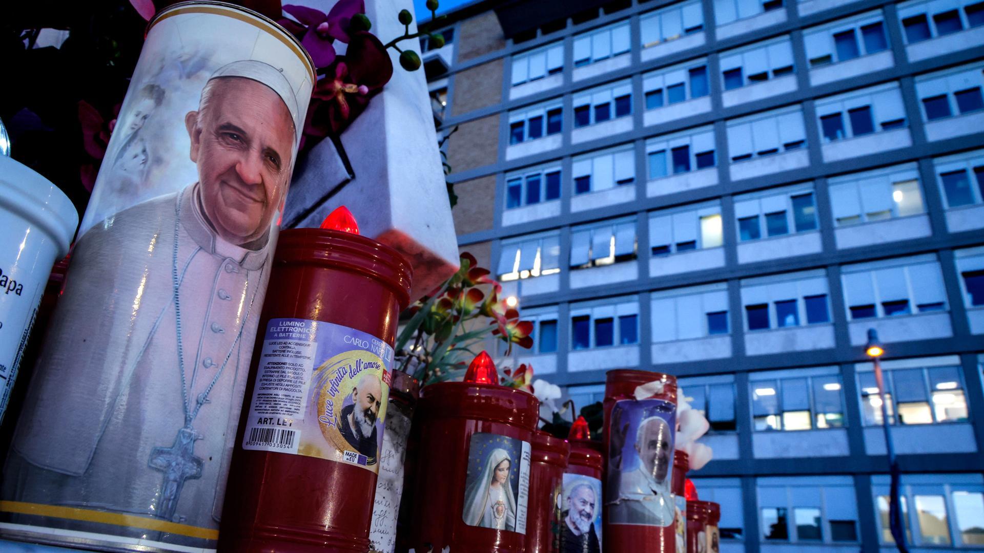 Velas en el exterior del hospital Gemelli