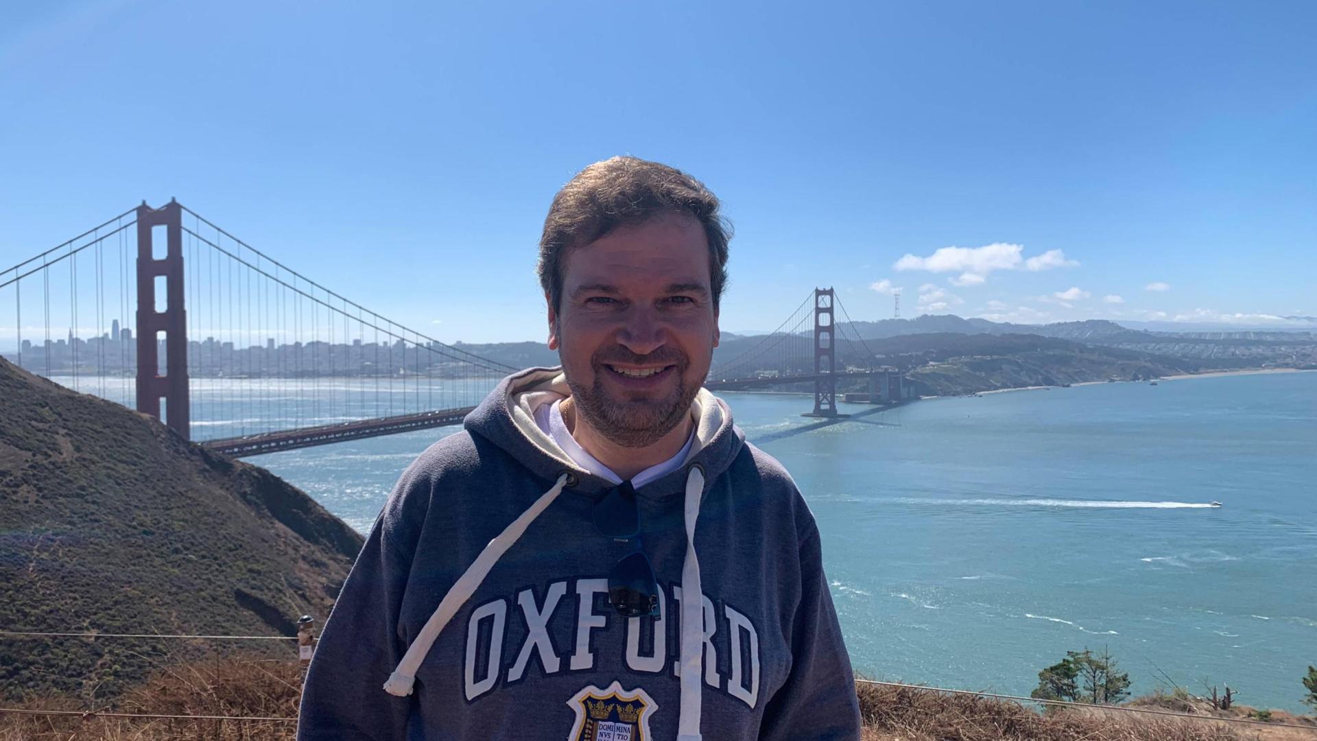 Jordi Alás Brun, con el Golden Gate de la bahía de San Francisco al fondo
