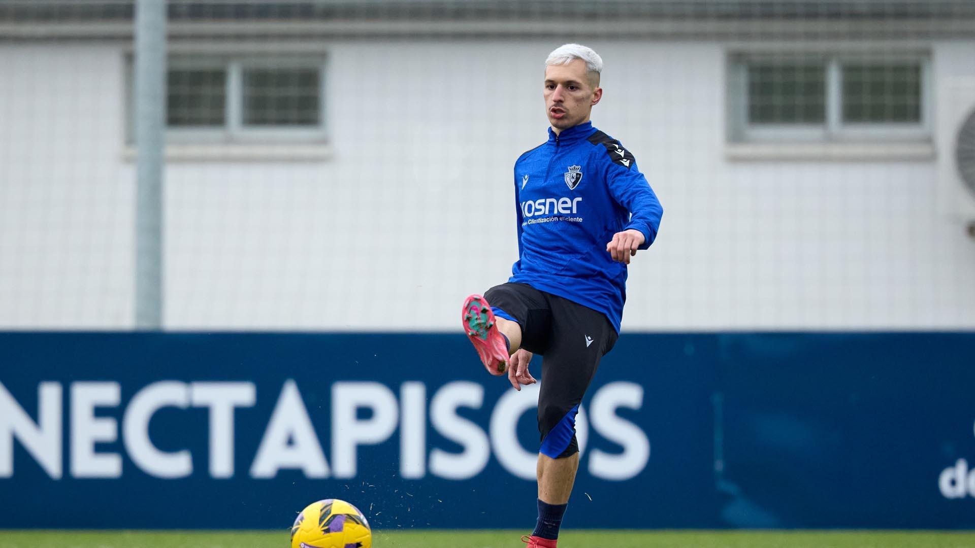 Bryan Zaragoza golpea el balón en un entrenamiento