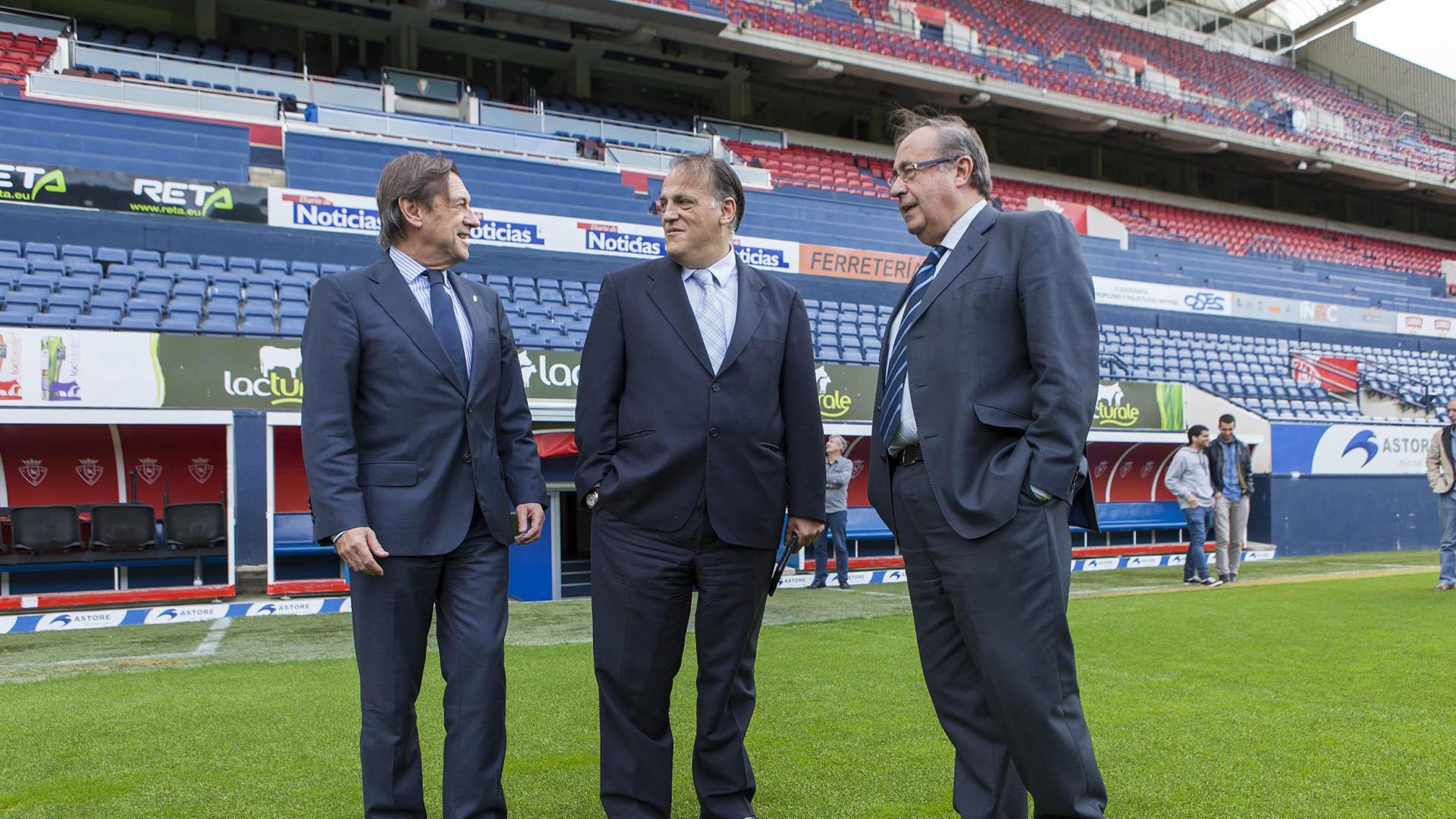 Javier Tebas, en una visita a El Sadar con Miguel Archanco y Ángel Vizcay en 2013 cuando todo era un remanso de paz