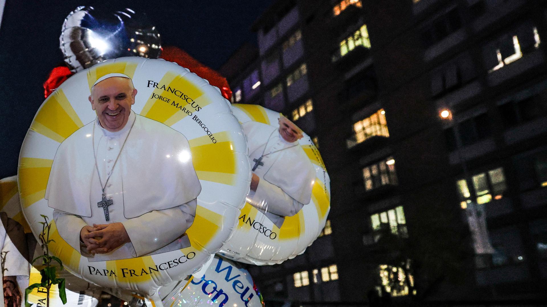 Globos con la imagen del Papa Francisco en el exterior del hospital donde el Pontífice está ingresado
