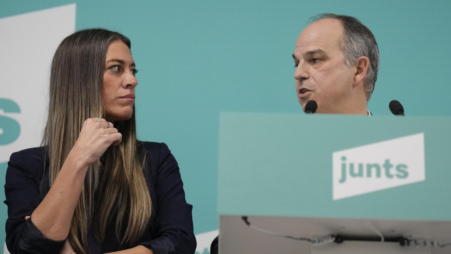 El secretario general de Junts, Jordi Turull, y la vicepresidenta, Mirian Nogueras, durante la rueda de prensa que ha ofrecido tras la reunión de la ejecutiva nacional del partido en la que ha anunciado que la dirección de JxCat ha decidido retirar la proposición no de ley que instaba al presidente del Gobierno, Pedro Sánchez, a someterse a una cuestión de confianza