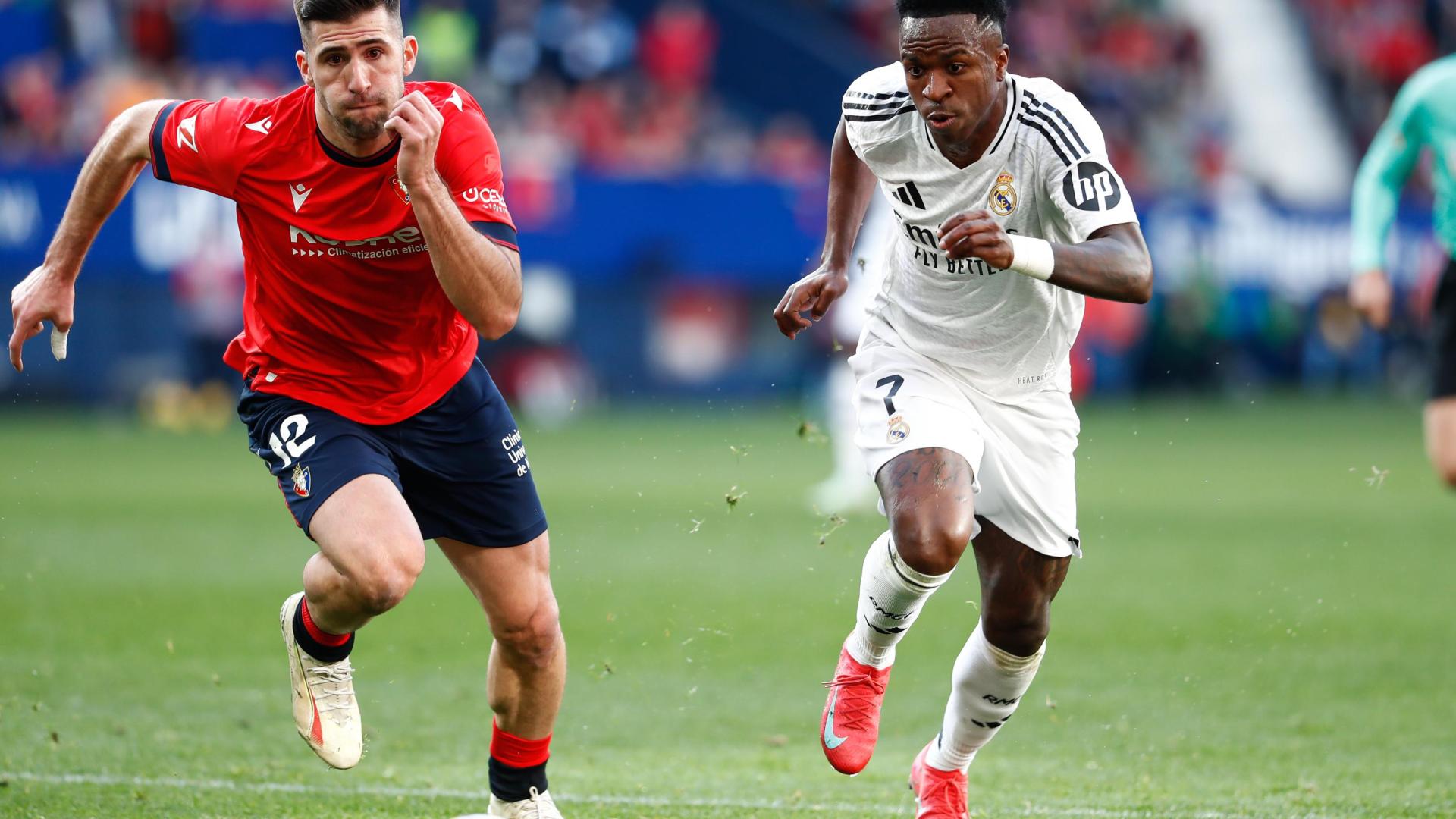 Jesús Areso pelea por hacerse con el balón con Vinicius Junior en el último partido en El Sadar.	europa press