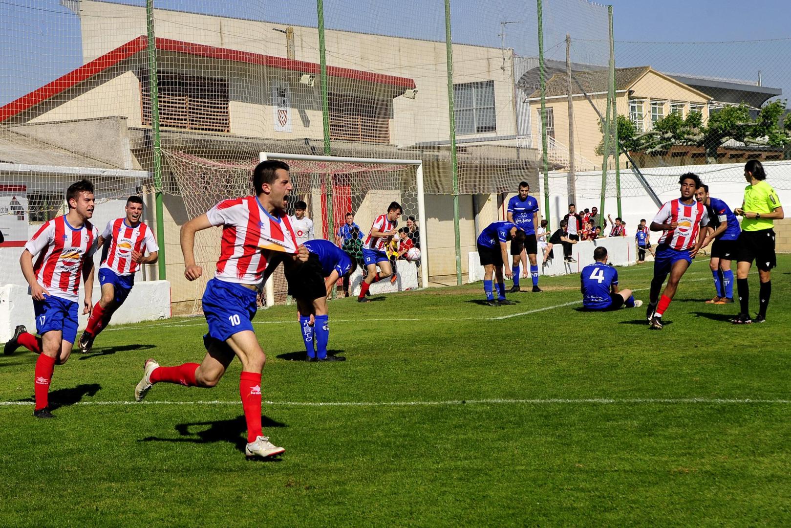 Iván Sanz celebra un gol con el Artajonés frente al Injerto