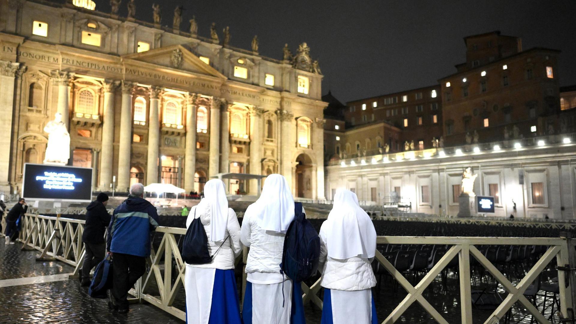 Un grupo de monjas, en San Pedro del Vaticano, para rezar un rosario por la salud del Papa Francisco