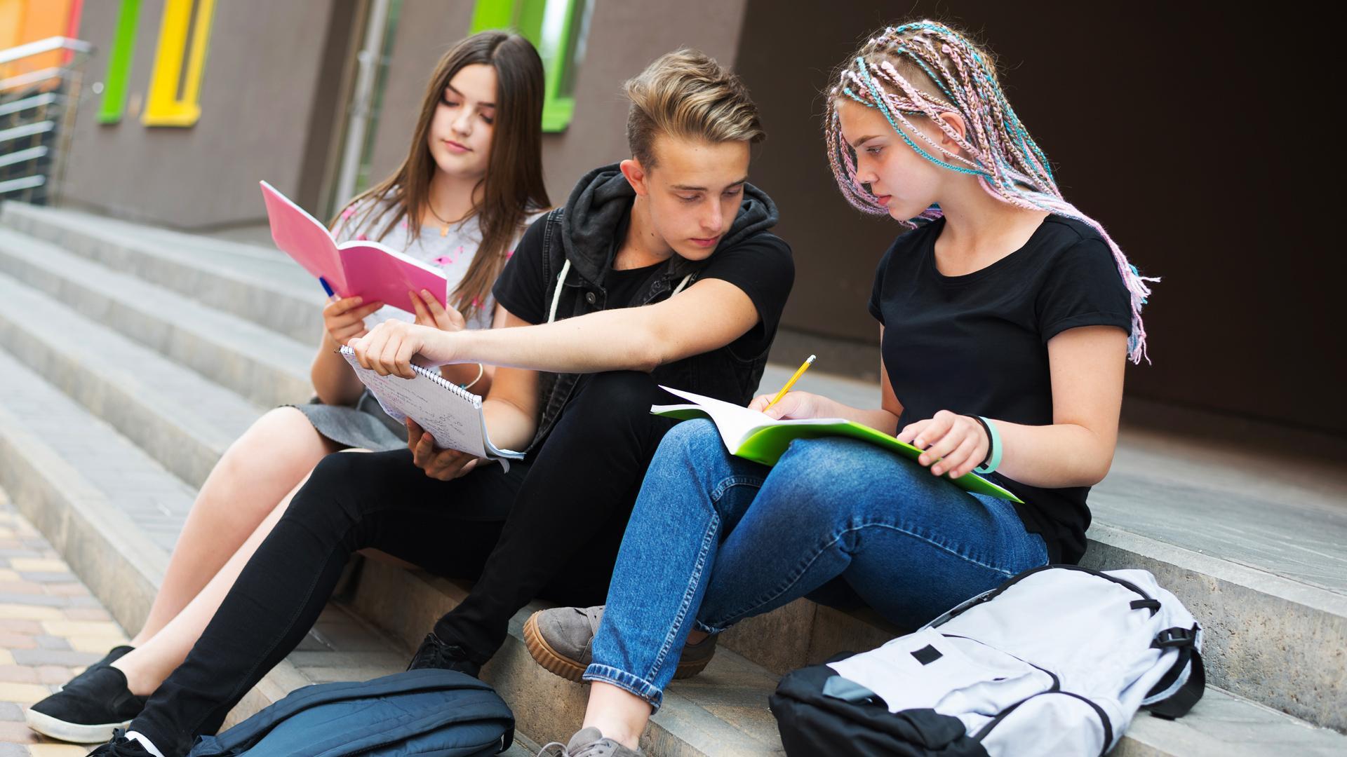 Adolescentes, en las escaleras del instituto