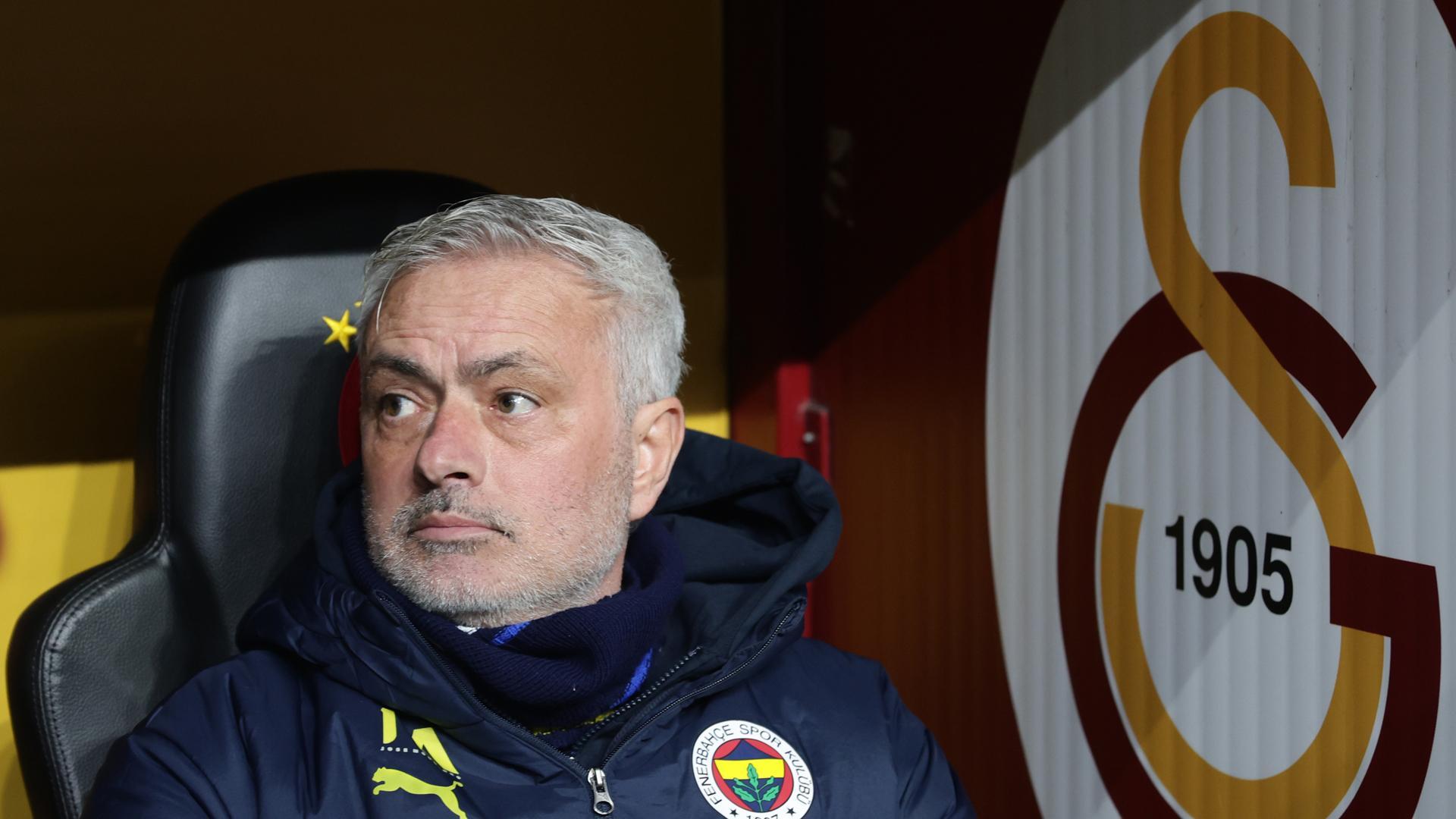 José Mourinho en el banquillo del Galatasaray