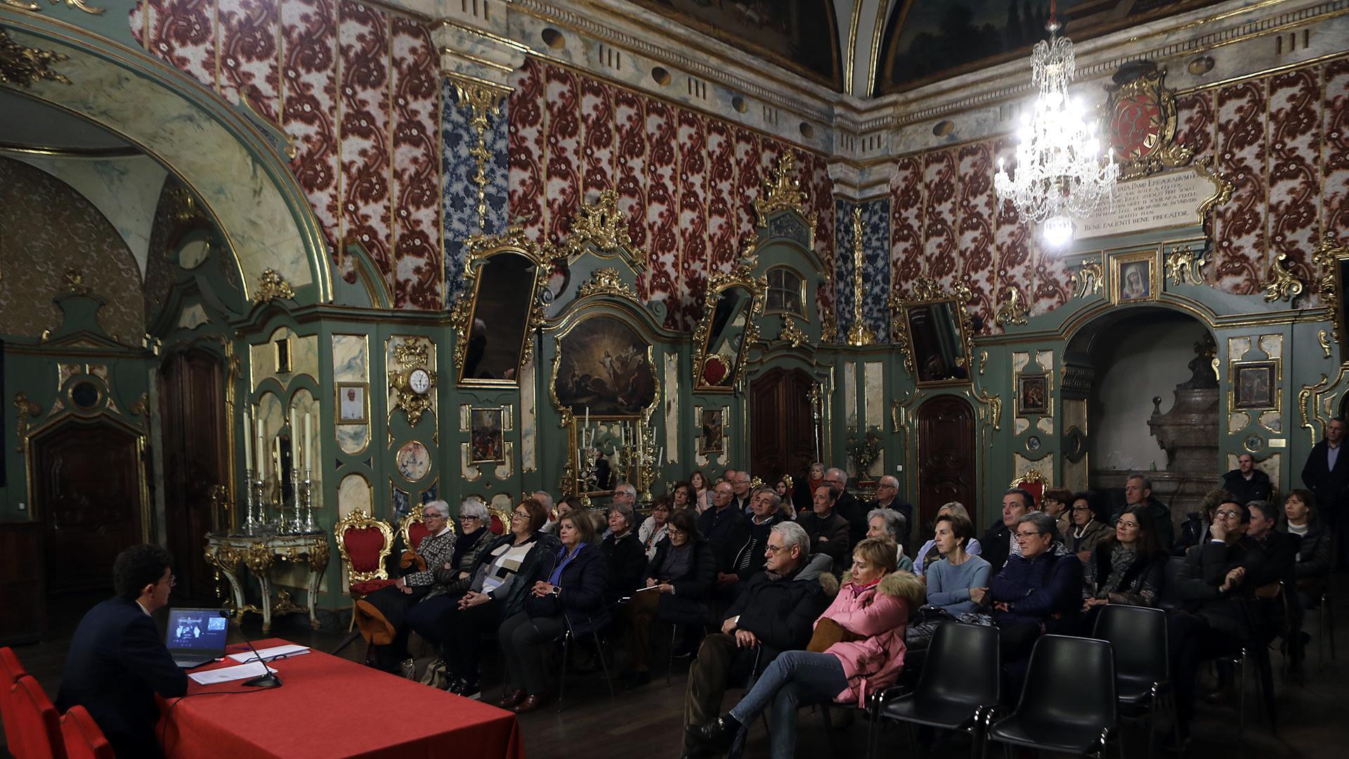 Alejandro Aranda, durante la conferencia que impartió en la sacristía rococó de la catedral de Pamplona