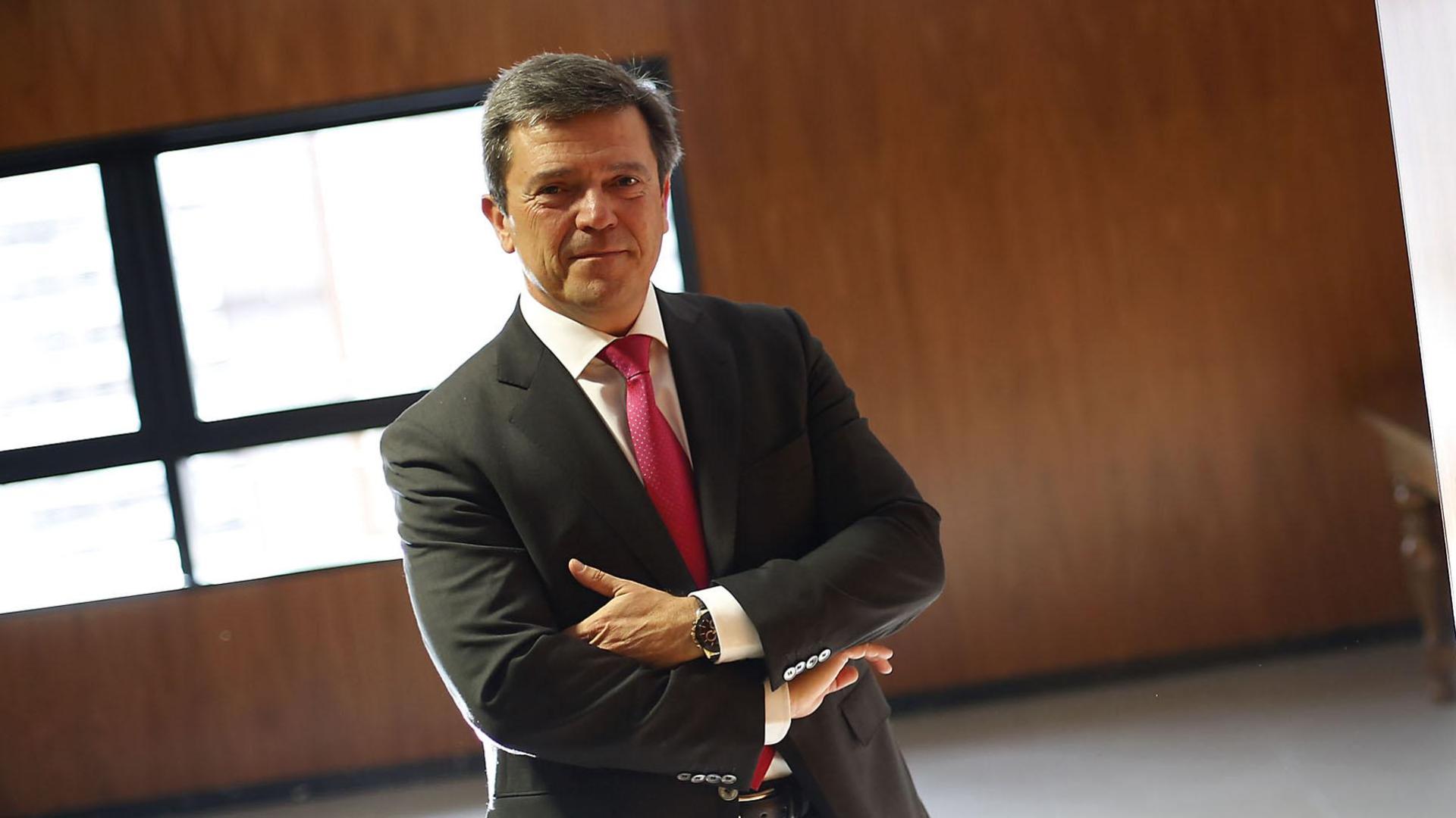 El juez Miguel Azagra posa en uno de los pasillos del Palacio de Justicia de Navarra en 2018