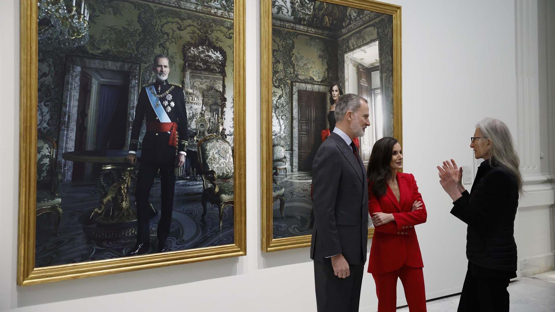 Los reyes Felipe y Letizia hablan con la fotógrafa estadounidense Annie Leibovitz, autora de sus retratos