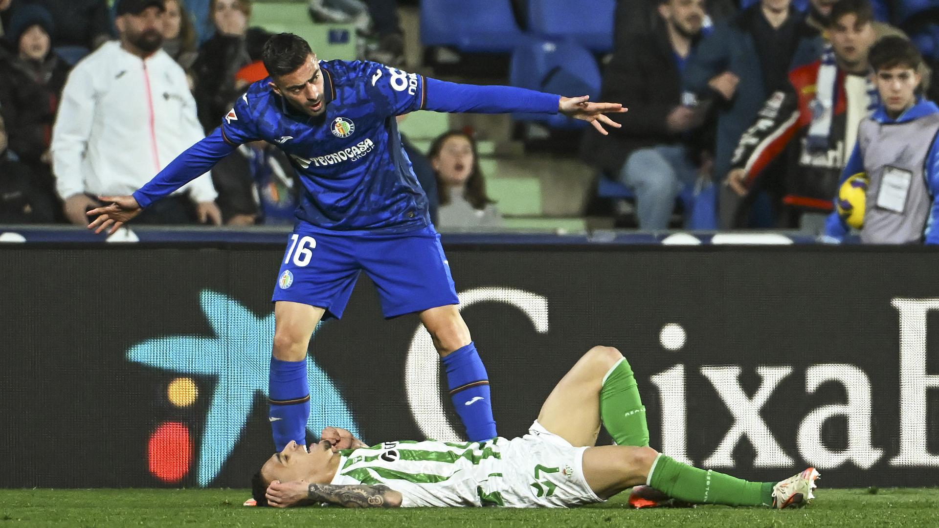 El bético Antony recriminado por Diego Rico durante el Getafe-Betis /