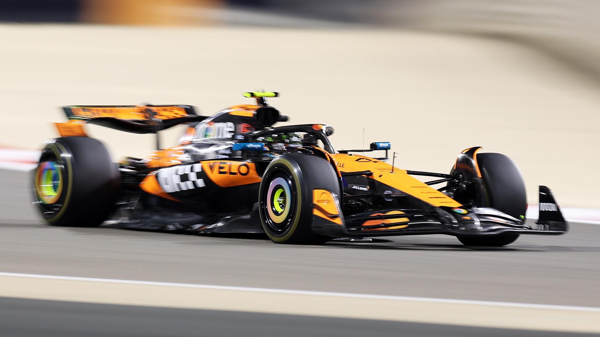 El británico Lando Norris pilota su McLaren en el circuito de Sakhir /