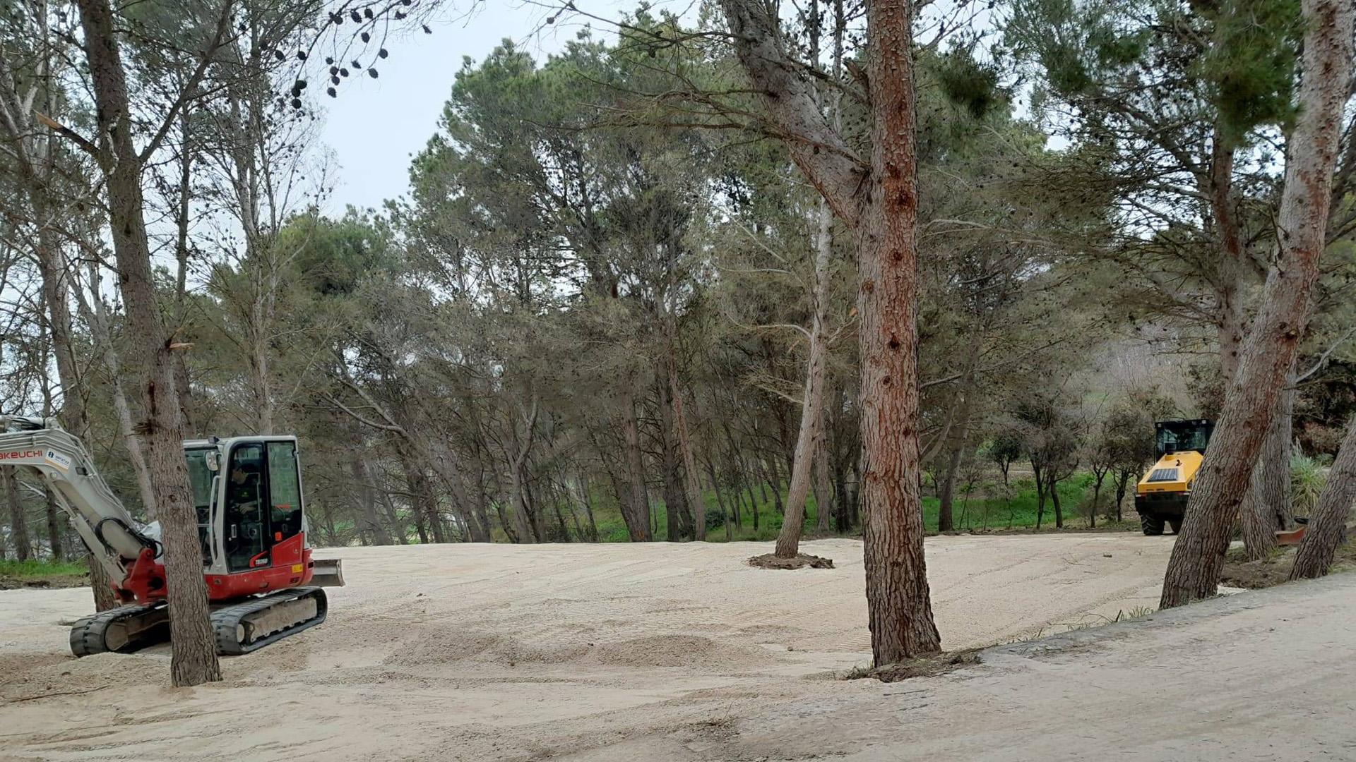 Vista de la nueva zona para aparcar que se ha habilitado en los pinos, en el casco antiguo de Tafalla