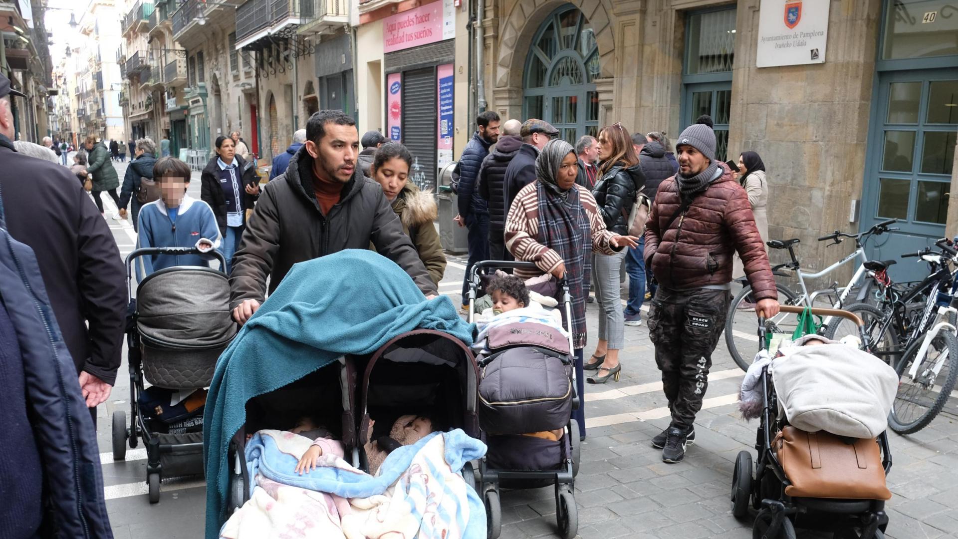 Las cuatro familias con sus hijos, esta mañana de jueves tras recibir la negativa del Ayuntamiento de Pamplona.