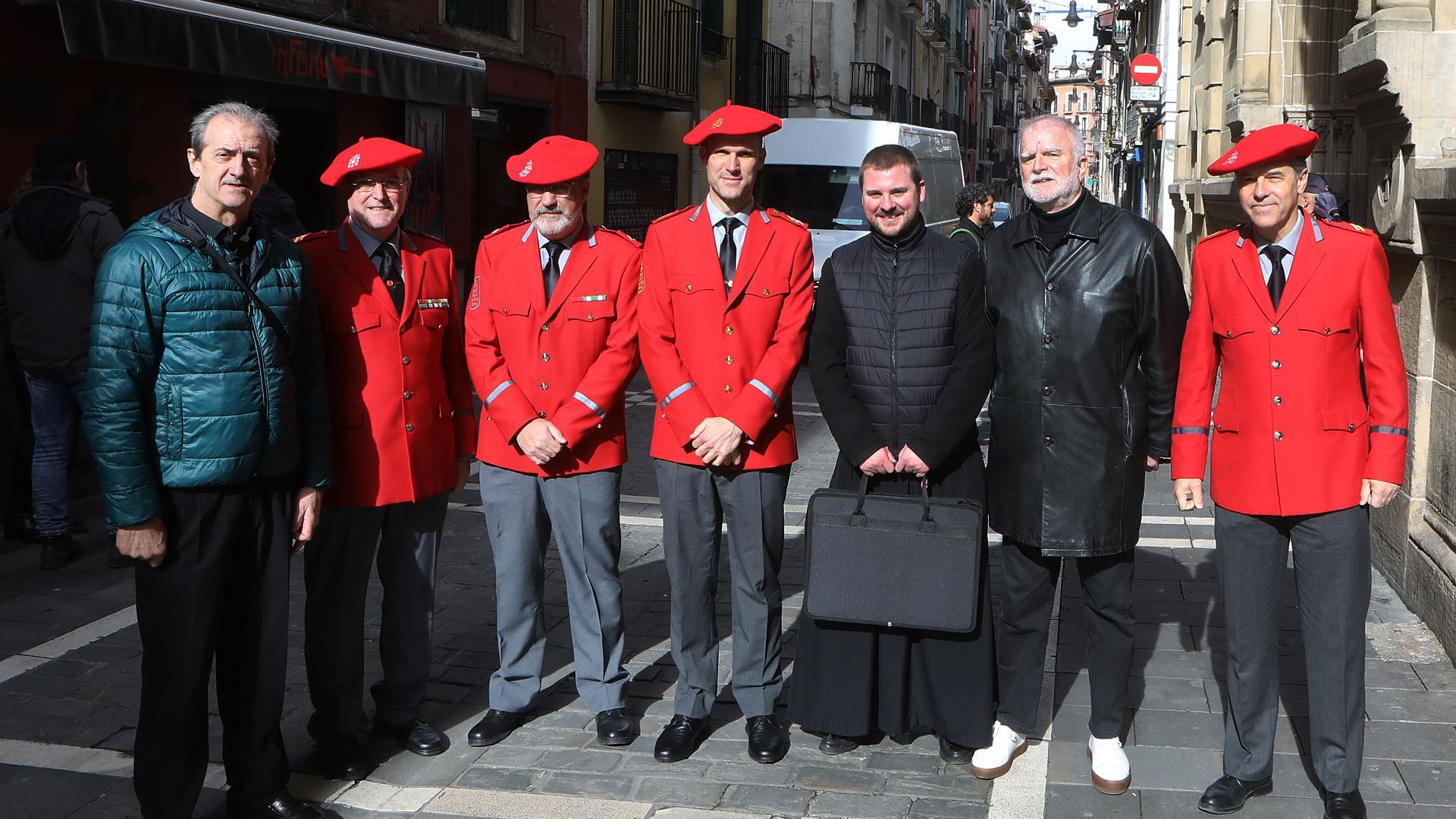 Ignacio Esparza Lezáun, nuevo capellán, con miembros de Policía Foral