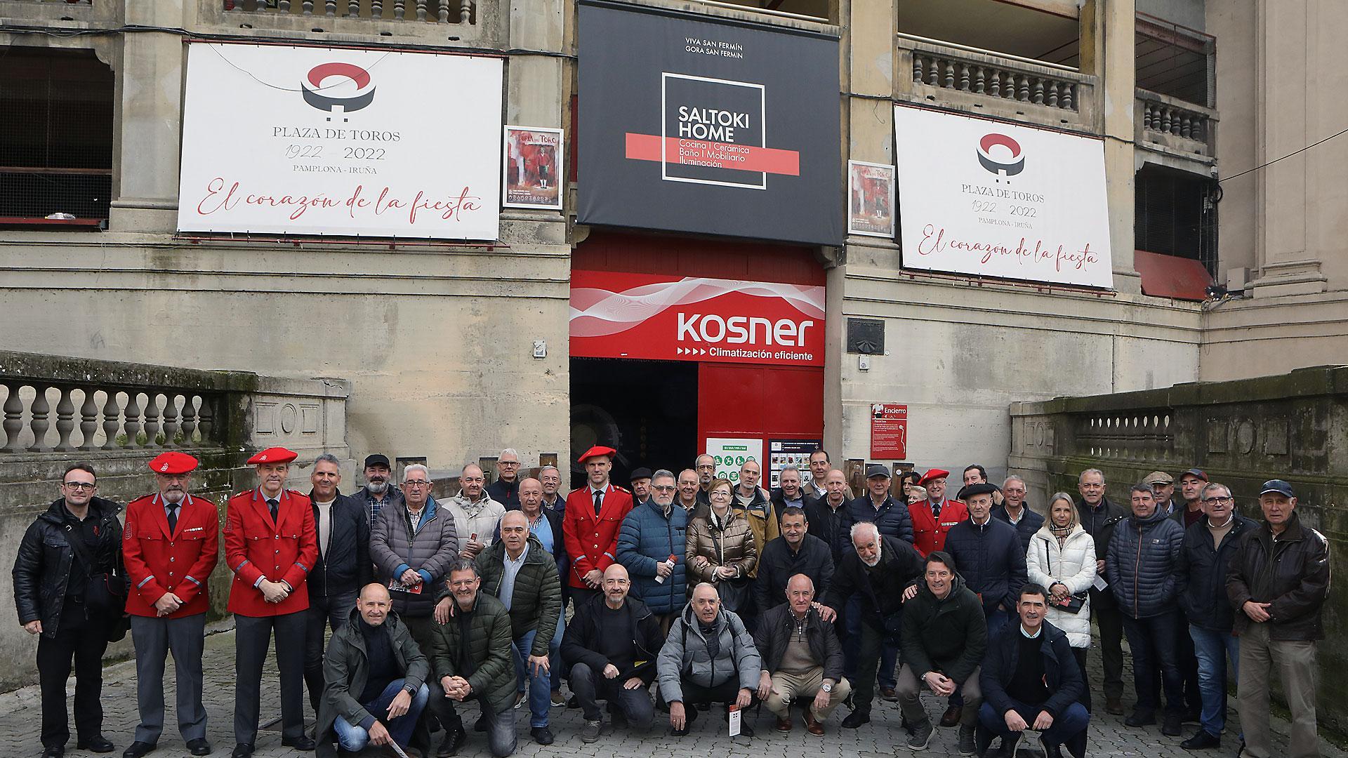 Foto de familia en la bajada al callejón de la Plaza de Toros