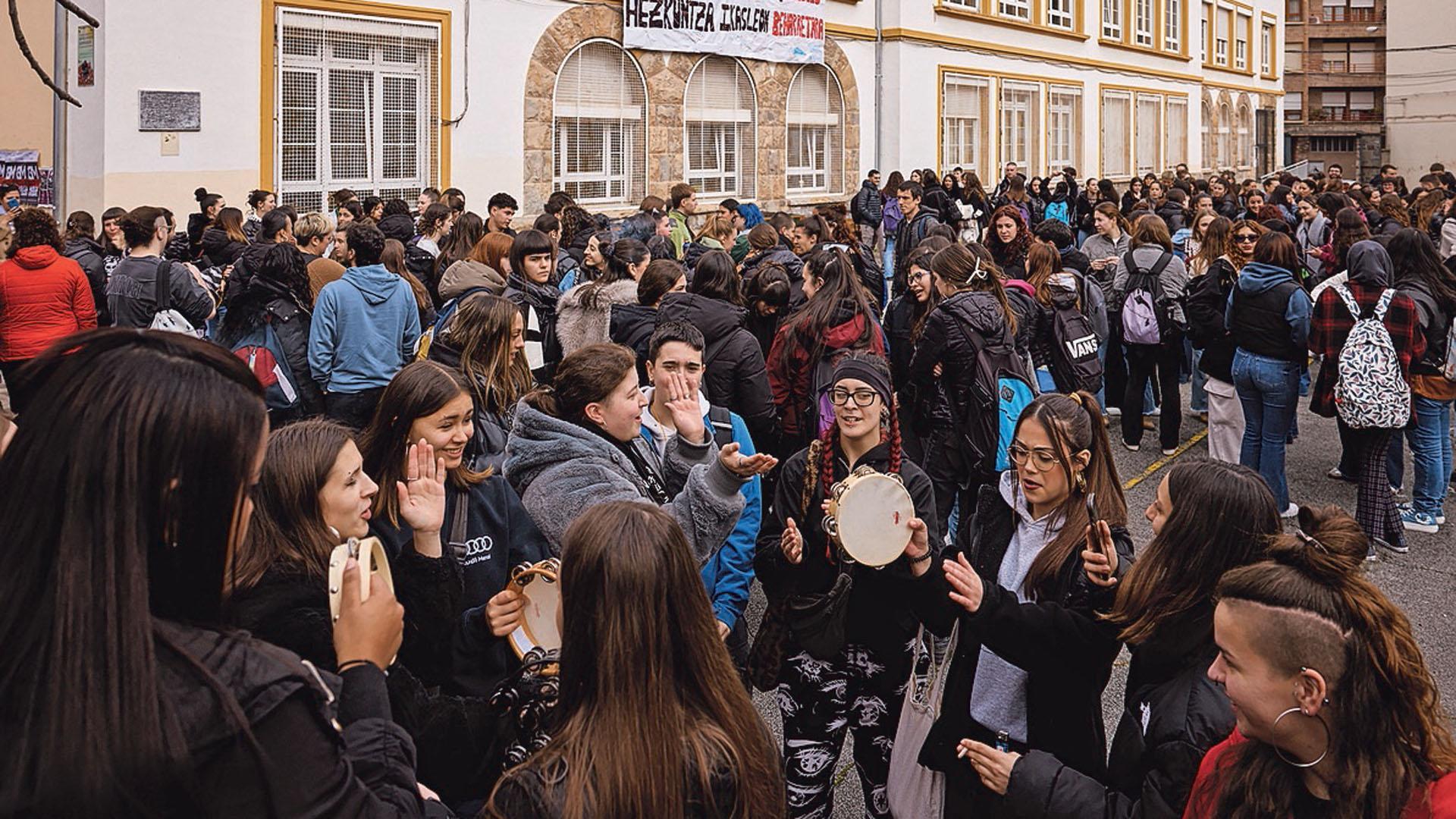 Cientos de alumnos se han concentrado este jueves al mediodía en el centro de la Avenida Zaragoza