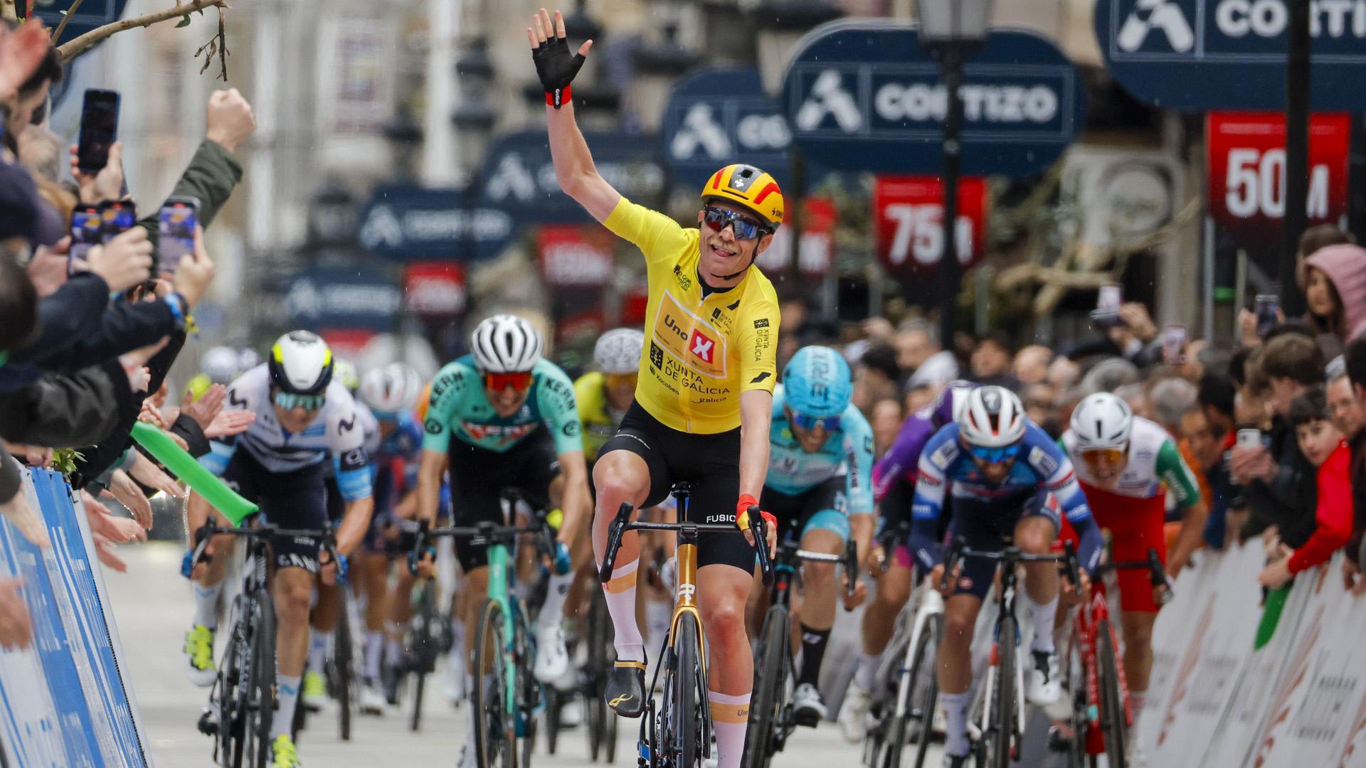 Magnus Cort Nielsen celebra su victoria en la segunda etapa de O Gran Camiño