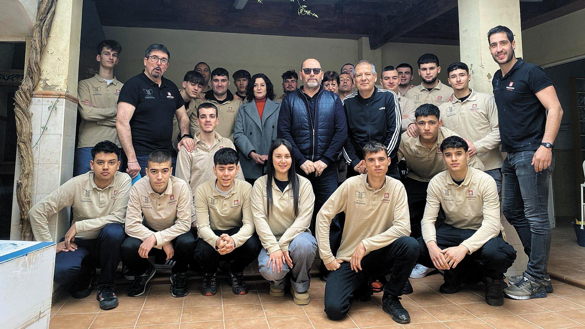 Alumnado y profesores de Salesianos posan con vecinos de Paiporta en una de las viviendas