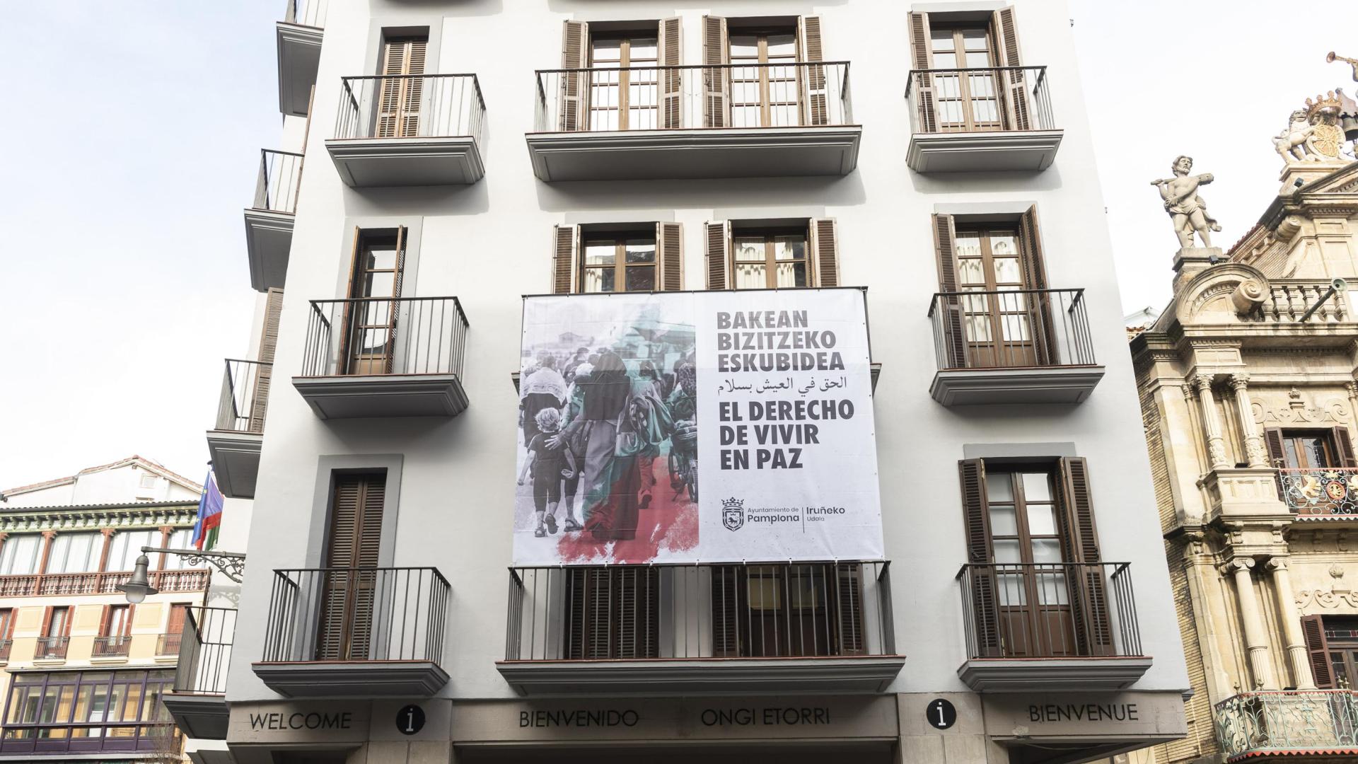 Casa Seminario, en la plaza Consistorial de Pamplona, con la lona de apoyo a Palestina