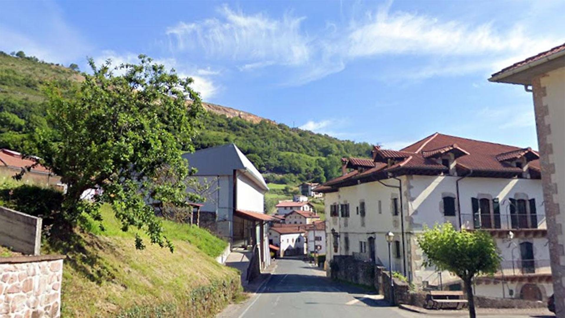 Vista de la calle principal de Almandoz (Baztan)